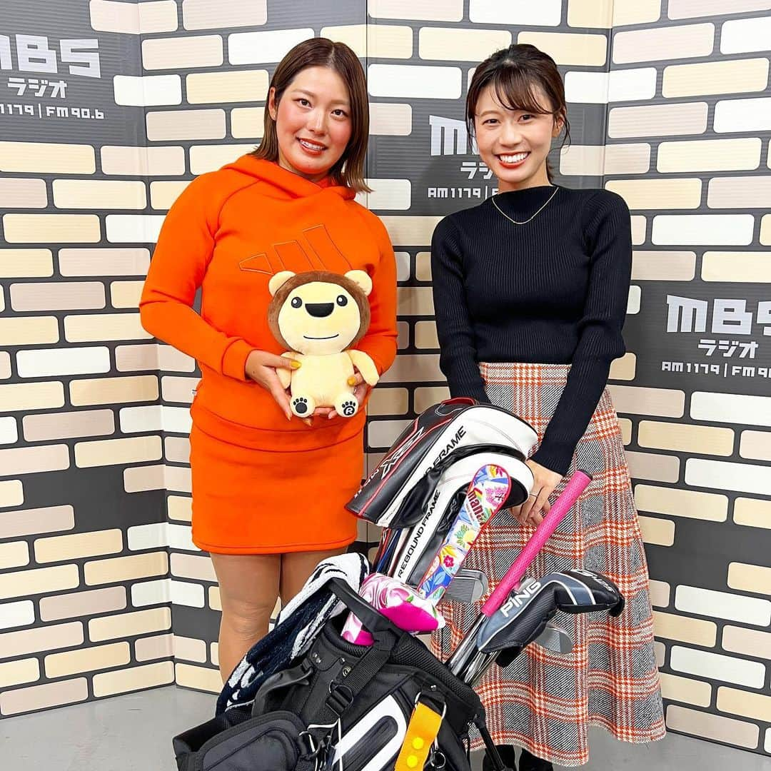 河谷麻瑚さんのインスタグラム写真 - (河谷麻瑚Instagram)「.  明日11/26(日)💖　 朝6:20-6:50は！⛳️  MBSラジオ【河谷麻瑚のSunday Morning Shot！】放送です💖　 　 ゲストは！　 オレンジのウェアが素敵な宮崎樹里プロ💐🧡　 　 名門・岡山県作陽高校出身ということで、　 作陽時代のお話やゴルフ部の雰囲気などなど、　 たくさん伺いました🩷　 　 是非お聴きください💖　 　  #mbsラジオ#毎日放送#河谷麻瑚#まこごる#mラジ#ゴルフ#ゴルファー#女子プロゴルファー#ゴルフスイング#golf#女子プロ#jlpga#らじおんチャン」11月25日 21時16分 - makokawatani