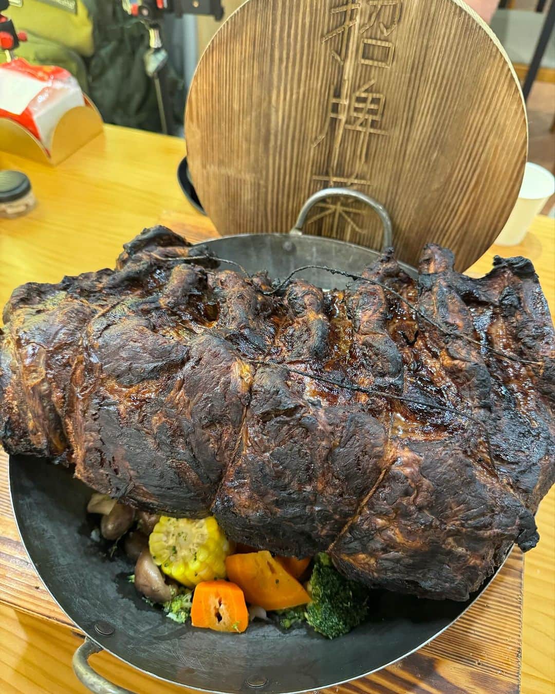 ライナ・ホワンさんのインスタグラム写真 - (ライナ・ホワンInstagram)「Biggest Steak 🥩 in Taiwan found at 19House 👀👀👀  This is over 15lbs of Meat and I had @dining_bro as a teammate and showed me this place 🥹   If you’re able to eat all this under an hour you get the meal free + 10,000 Prize ($400 USD)  Otherwise you pay 8,888 ($300 USD)   Stay tuned for the video on how we did 🤭」11月25日 21時16分 - rainaiscrazy