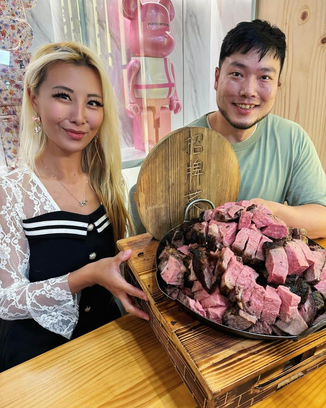 ライナ・ホワンのインスタグラム：「Biggest Steak 🥩 in Taiwan found at 19House 👀👀👀  This is over 15lbs of Meat and I had @dining_bro as a teammate and showed me this place 🥹   If you’re able to eat all this under an hour you get the meal free + 10,000 Prize ($400 USD)  Otherwise you pay 8,888 ($300 USD)   Stay tuned for the video on how we did 🤭」