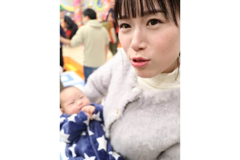 服部未佳さんのインスタグラム写真 - (服部未佳Instagram)「今日のハッピィ👶🏻 ゲストはインフルエンサーの 津軽弁ガール🍎ANNAさん！ 明るくパワフルなトーク ありがとうございました😊 小さな可愛い息子さまを抱っこさせていただき 大変癒されました…🥹 ありがとうございました！  お天気はぐりんちゃん🍏 今日も透明感たっぷりキュートでした🤍 不慣れなポーズにより ぐりんちゃんにしがみつく服部😀 写真を撮る直前に ニンニクのタレをつけた 平川サガリ食べちゃった服部🤦🏻‍♀️ ぐりんちゃん、ごめん・・・  衣装はRETRO GIRLの コーディネートです✨#衣装提供   #津軽弁ガール #ANNA さん #インフルエンサー  #はつ恋ぐりん ちゃん #りんご娘  #あべこうじ さん #木邨将太 アナ #服部未佳 #アナウンサー #ハッピィ」11月25日 21時19分 - mikahattori_aba