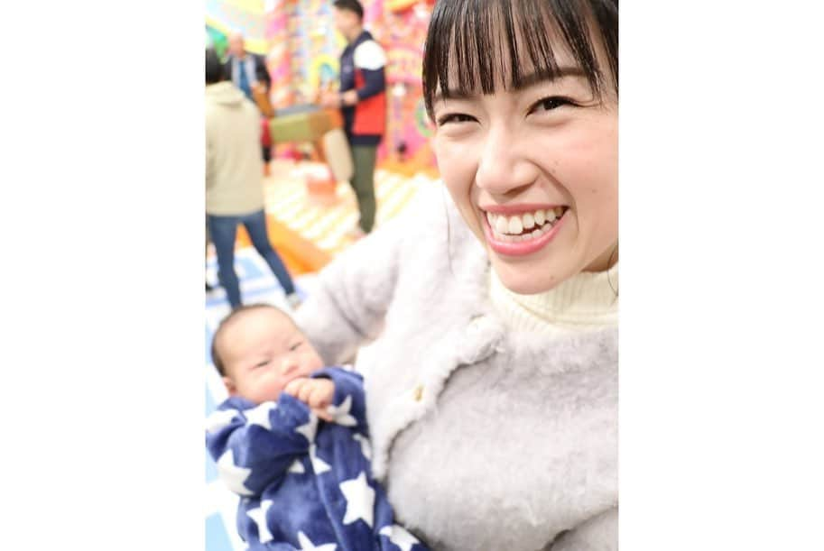 服部未佳さんのインスタグラム写真 - (服部未佳Instagram)「今日のハッピィ👶🏻 ゲストはインフルエンサーの 津軽弁ガール🍎ANNAさん！ 明るくパワフルなトーク ありがとうございました😊 小さな可愛い息子さまを抱っこさせていただき 大変癒されました…🥹 ありがとうございました！  お天気はぐりんちゃん🍏 今日も透明感たっぷりキュートでした🤍 不慣れなポーズにより ぐりんちゃんにしがみつく服部😀 写真を撮る直前に ニンニクのタレをつけた 平川サガリ食べちゃった服部🤦🏻‍♀️ ぐりんちゃん、ごめん・・・  衣装はRETRO GIRLの コーディネートです✨#衣装提供   #津軽弁ガール #ANNA さん #インフルエンサー  #はつ恋ぐりん ちゃん #りんご娘  #あべこうじ さん #木邨将太 アナ #服部未佳 #アナウンサー #ハッピィ」11月25日 21時19分 - mikahattori_aba