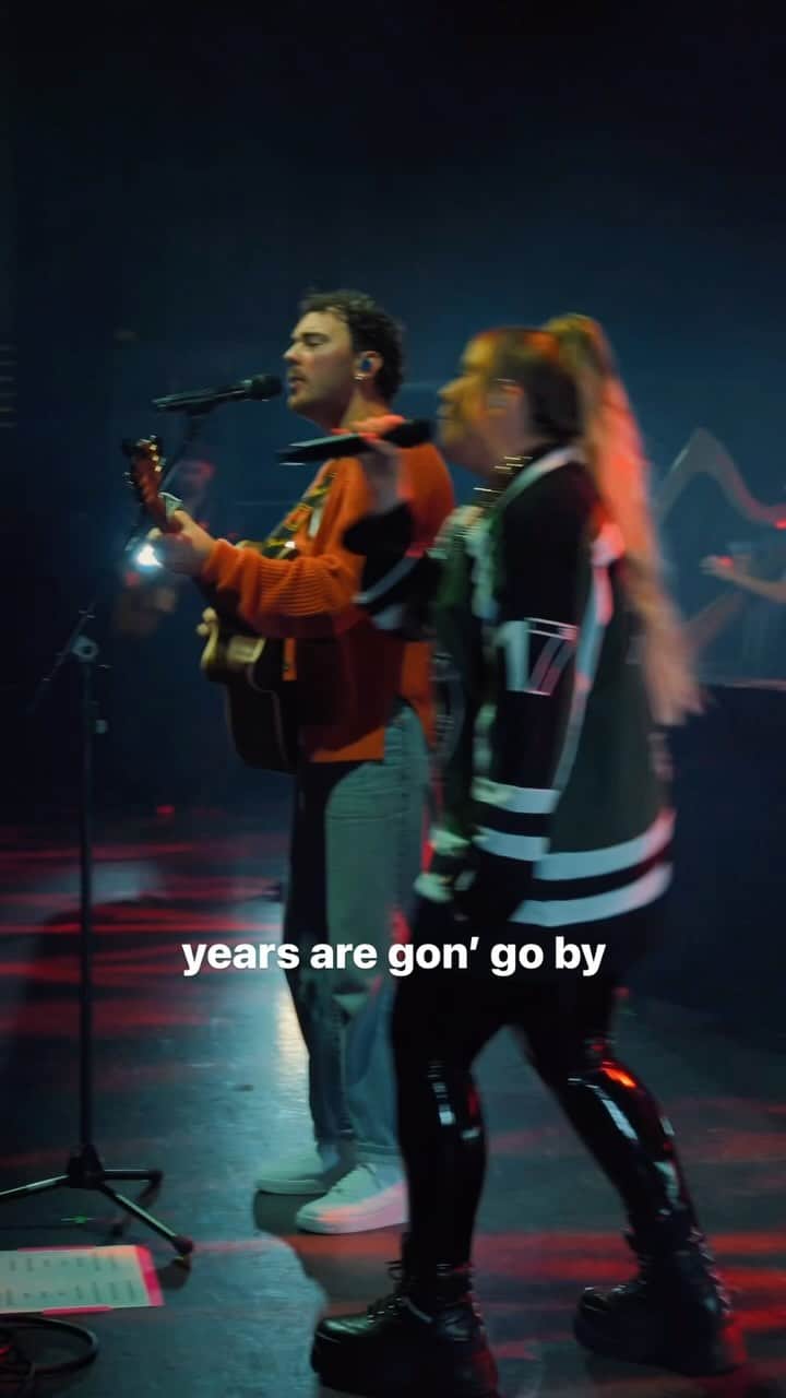 エラ・ヘンダーソンのインスタグラム：「Rest of our Days live at Eventim Apollo ✨ 🎄」