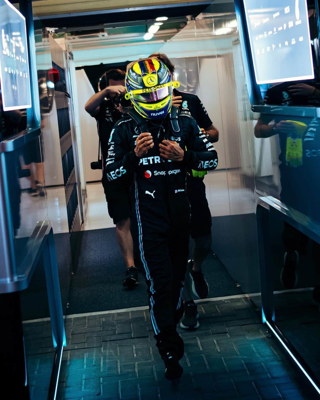 MERCEDES AMG PETRONASさんのインスタグラム写真 - (MERCEDES AMG PETRONASInstagram)「A tough night for LH 🥺 Points are scored on Sunday though…   One more day. One last push 💪」11月26日 2時49分 - mercedesamgf1