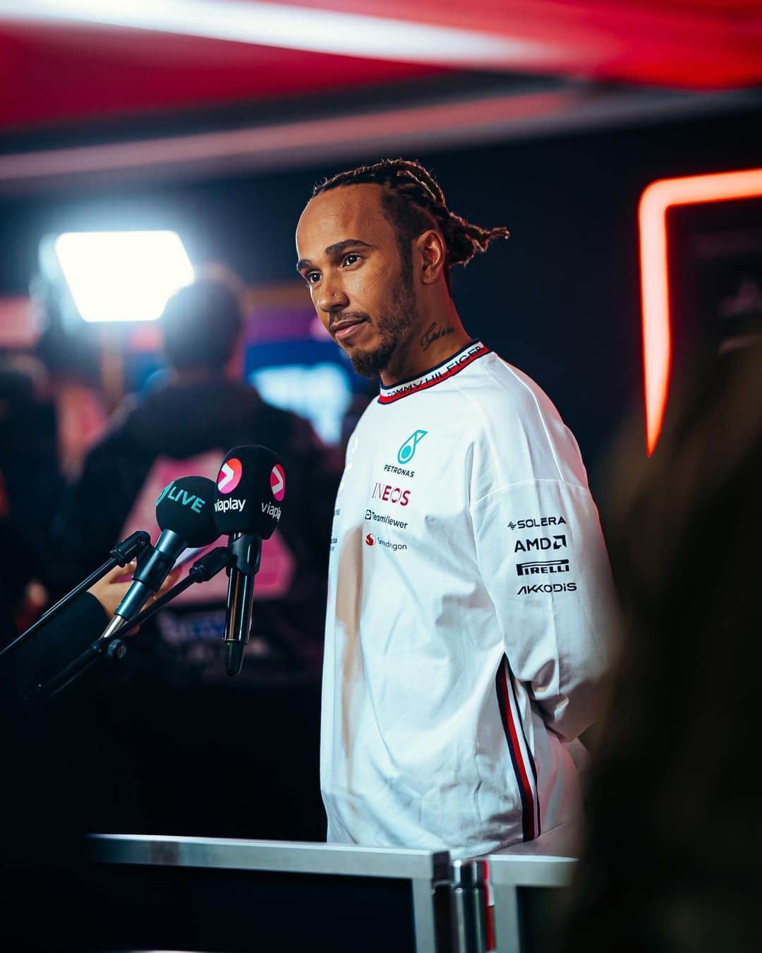 MERCEDES AMG PETRONASさんのインスタグラム写真 - (MERCEDES AMG PETRONASInstagram)「A tough night for LH 🥺 Points are scored on Sunday though…   One more day. One last push 💪」11月26日 2時49分 - mercedesamgf1
