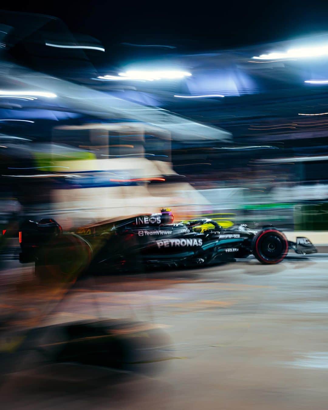 MERCEDES AMG PETRONASさんのインスタグラム写真 - (MERCEDES AMG PETRONASInstagram)「A tough night for LH 🥺 Points are scored on Sunday though…   One more day. One last push 💪」11月26日 2時49分 - mercedesamgf1