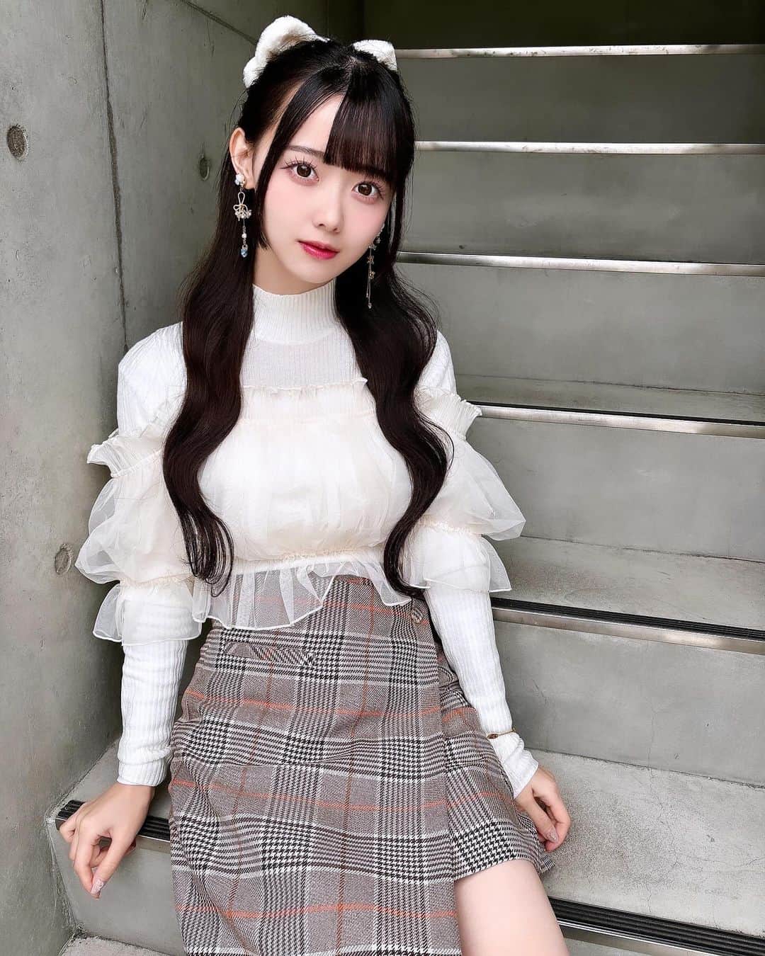 松本ももなのインスタグラム：「すき？...♪*ﾟ 可愛いは正義だよね🎀  フォロワーさん21万さんになりました💕 いつもいつもあまあまで みんなの愛にとろけてます🫠🖤  ももなもみんなを幸せいっぱいに出来るように 青春の全てをかけてやってきました！！  ももなにとっての青春とは… みんなと過ごしたアイドルでいる時間そのものです🩷  これからもずっと好きでいてね💕🍼  何枚目が好きかなぁ♡ 冬のフレンチガーリーコーデしたよ⛄️❄️  ももなとおはなし会だったので どびきりかわちぃおめかしです🫶🏻 ハーフアップだよぉ🤍  おりぼんが猫耳ちゃんみたいでしょぉ✨ #snidel #スナイデル #フレンチガーリー #ガーリー #姫カット #お姫様カット #ハーフアップ」