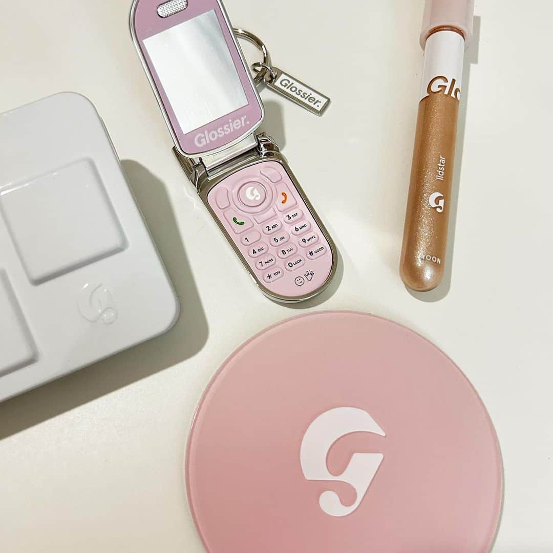 makoのインスタグラム：「♡  今年中にNY投稿したい、、、🤣💭  #glossier」