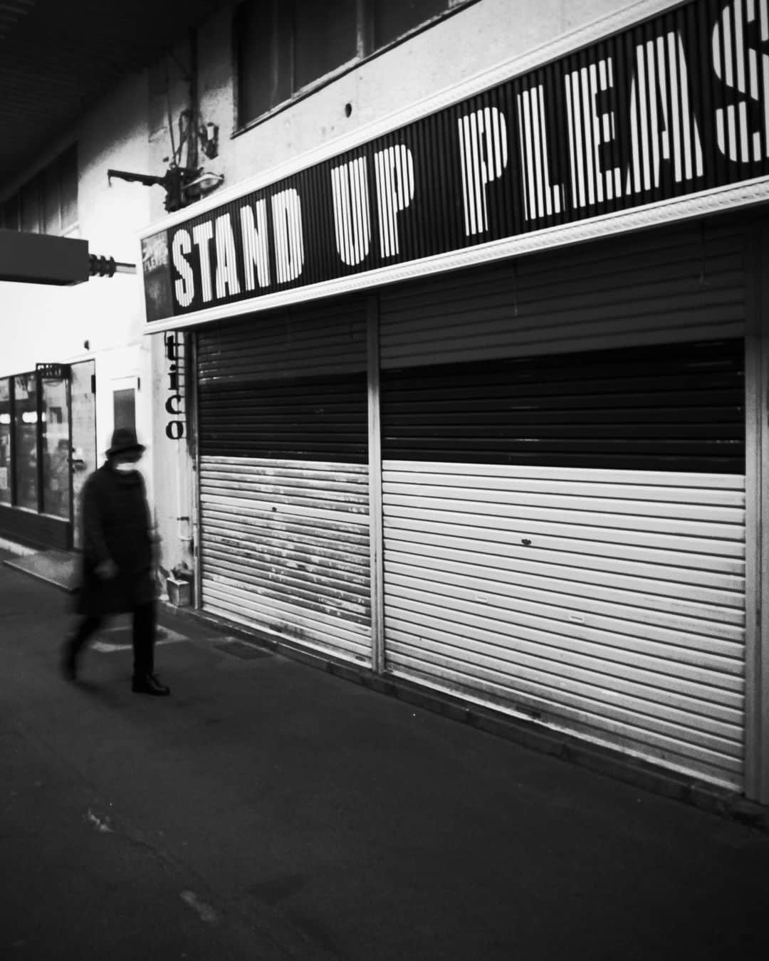 Halのインスタグラム：「* * Stand up please! * * 飲み屋さんぽいのになんで「Stand up please! 」って店名？って思ったら、立ち飲み屋さんらしい。シャッター閉まってたけど、なんかおしゃれだった！ * * #grsnaps #shootgr #gr_meet_japan #grdigital4 #ricohgr  #igersjp  #jp_gallery_member  #team_jp_モノクロ #wp_bnw  #jj_blackwhite #picturetokeep_bnw #pr0ject_bnw #bnw_of_our_world  #bnw_lightandshadow  #fair_noir  #i_c_part #bwモノクロ写真マニア #bnw_quebec #sharaku_photostudio  #rustlord_bnw  #streetphotography_bw  #streetphotography #moments_in_streetlife #igworldclub_street #mystreet_bnw  #ricoh_gr_women #spicollective #scene_description #japancityblues #jj_forum_4200」