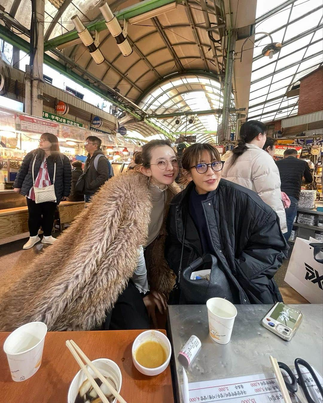 山本夢のインスタグラム：「今回の旅は えこが、話題のお店や 地元の人しかいないような ご飯屋さんまで連れてってくれて 案内から通訳まで 何から何まで本当に頼りになって 最高の旅でした。。 こますみだぁ。。😭！  連れてってくれた所が 本当にどこも美味しくて 胃がちぎれるまで はちゃめちゃに食べたので 体重計に乗るのが 怖いです🫶！！！ いや、もう乗りません！！🫶  ありがとうございました☺️  #韓国 #韓国旅行 #明洞 #ホルモン #その油で締めチャーハン #プデチゲ #asmr #体重計には乗らない」