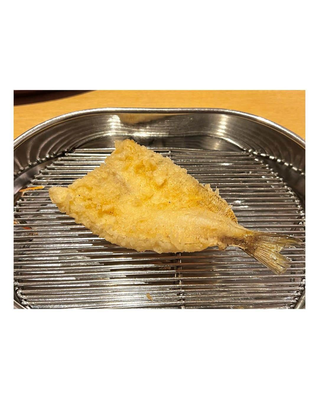 藤森香衣さんのインスタグラム写真 - (藤森香衣Instagram)「- コロナ禍で食事に行く機会が減り 数年ぶりの、うなぎ。  で… 同じ日の夜に お約束してた方と天ぷら🍤を食べて この日だけ、ものすごいカロリー笑  #うなぎ #天ぷら #数千カロリー摂取  #2週間前は体を引き締めていて #粗食だった #ありがとうございます🙏」11月25日 21時23分 - kaefujimori