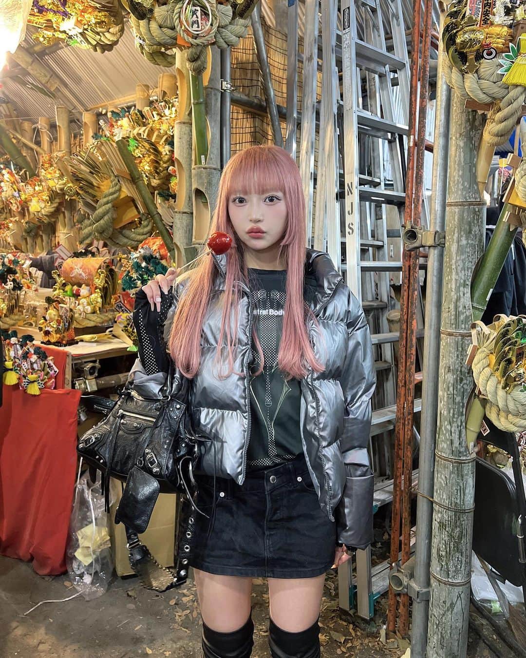 コノミのインスタグラム：「だい好きな林檎飴食べられてるんるんでした⊂( ᴖ ̫ᴖ )⊃ 玉3️⃣ @tamako_tamako のとこでピンクにしてもらった〜! いつも有難うございます🚰·̫🚰」