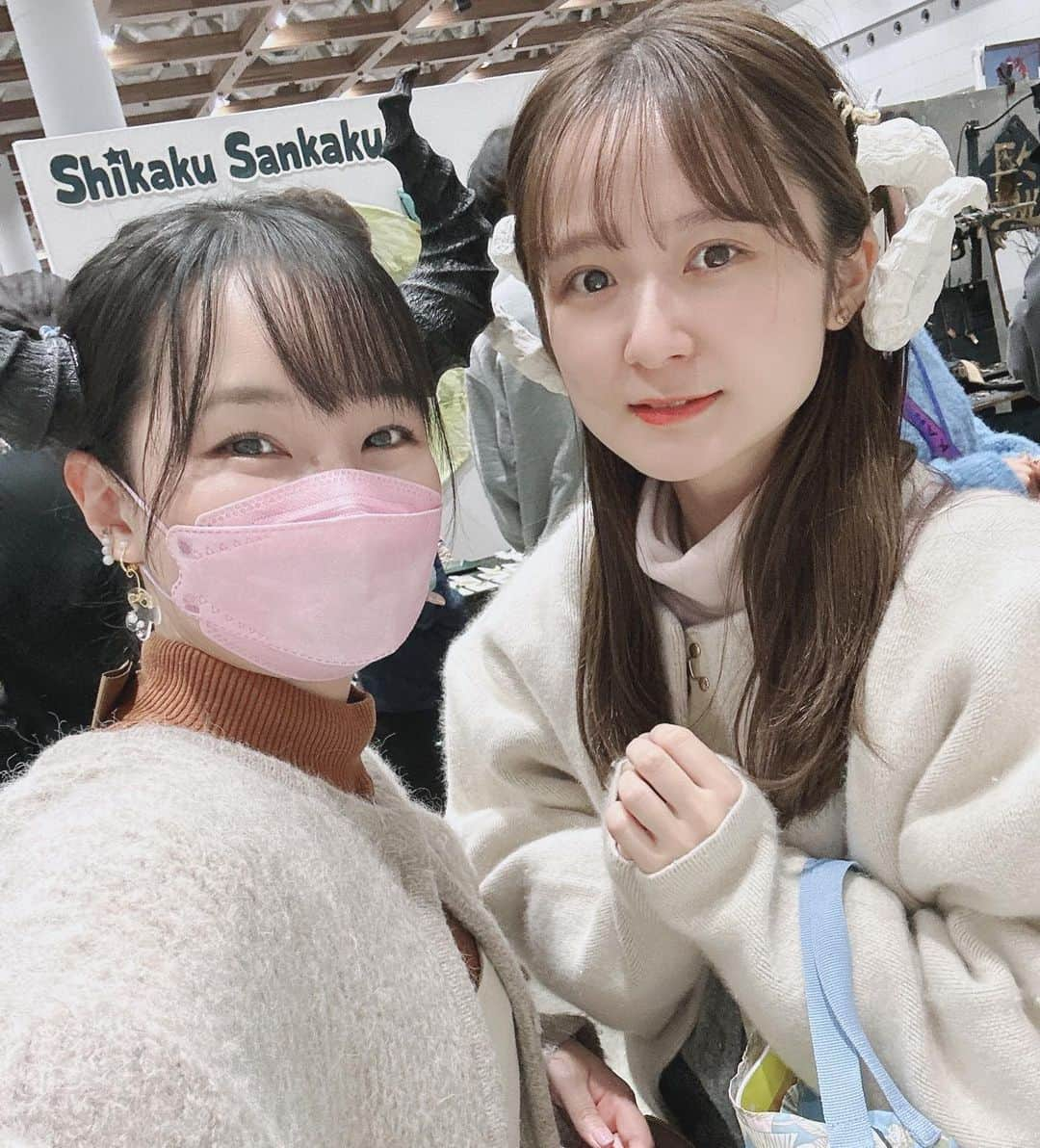 伊藤かな恵さんのインスタグラム写真 - (伊藤かな恵Instagram)「デザフェスの思い出！！  #和多田美咲 ちゃんと一緒に行ったよー！ 一緒に行ってくれてありがとー♪(*´꒳`*)  写真並べたらほぼ角の写真になっちゃった。笑  どの角が好きですか？  色んな角を売っている、 #さわわ工房 さんのご好意で試着たくさんさせていただきました！(*´◒`*)  あとね、糸、レース、リボンをいっぱい買ったの！ どんなのを作ろうかなー！！ ワクワク♪  #デザフェス58  #素材集め #ハンドメイド #伊藤かな恵」11月25日 21時25分 - kanae_1126_ito