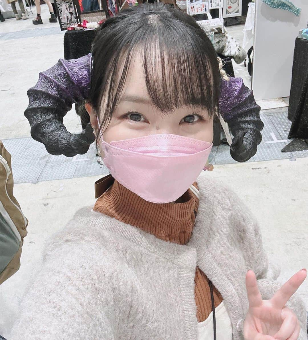 伊藤かな恵さんのインスタグラム写真 - (伊藤かな恵Instagram)「デザフェスの思い出！！  #和多田美咲 ちゃんと一緒に行ったよー！ 一緒に行ってくれてありがとー♪(*´꒳`*)  写真並べたらほぼ角の写真になっちゃった。笑  どの角が好きですか？  色んな角を売っている、 #さわわ工房 さんのご好意で試着たくさんさせていただきました！(*´◒`*)  あとね、糸、レース、リボンをいっぱい買ったの！ どんなのを作ろうかなー！！ ワクワク♪  #デザフェス58  #素材集め #ハンドメイド #伊藤かな恵」11月25日 21時25分 - kanae_1126_ito