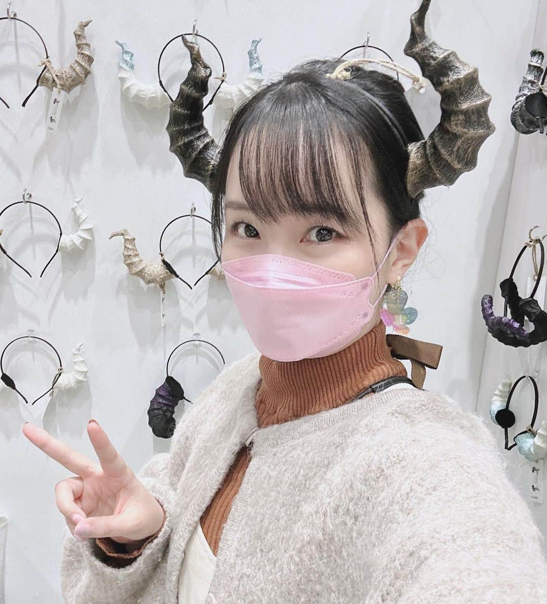 伊藤かな恵さんのインスタグラム写真 - (伊藤かな恵Instagram)「デザフェスの思い出！！  #和多田美咲 ちゃんと一緒に行ったよー！ 一緒に行ってくれてありがとー♪(*´꒳`*)  写真並べたらほぼ角の写真になっちゃった。笑  どの角が好きですか？  色んな角を売っている、 #さわわ工房 さんのご好意で試着たくさんさせていただきました！(*´◒`*)  あとね、糸、レース、リボンをいっぱい買ったの！ どんなのを作ろうかなー！！ ワクワク♪  #デザフェス58  #素材集め #ハンドメイド #伊藤かな恵」11月25日 21時25分 - kanae_1126_ito