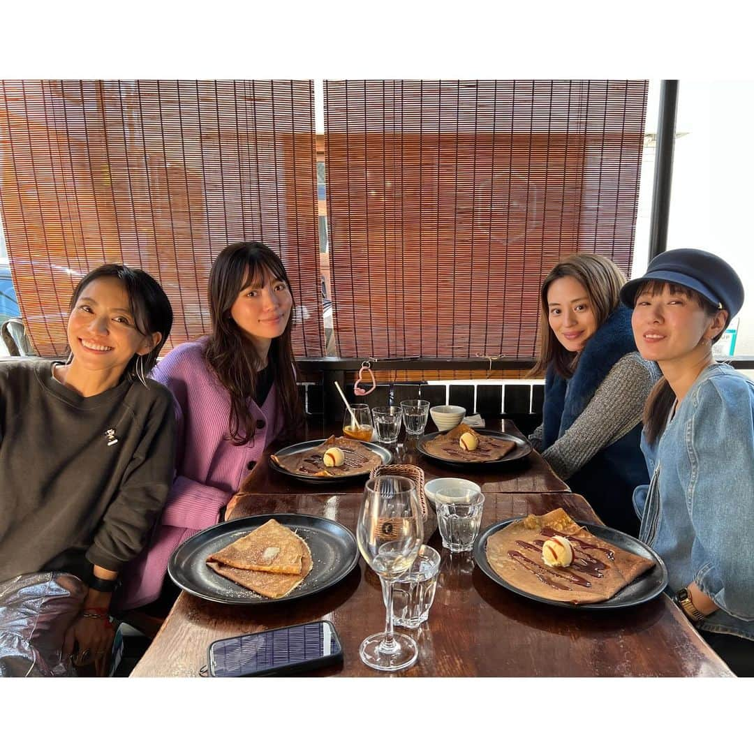 高橋まりなさんのインスタグラム写真 - (高橋まりなInstagram)「. 念願叶ってガレットランチ♡ ガレットが食べたかったの‼︎ いつもの(2回目だけど)🥔🧀🍳のガレットに、デザートはアイスが乗ってるやつ🍨 みんなお腹いっぱいって言ってたけど、私はあと3枚デザートガレットいけた👏🏻 暖かいテラス席でしあわせでした ♡ . . . #ガレット#ガレットランチ#テラスランチ#テラスカフェ#表参道#表参道ランチ#表参道カフェ#クレープ大好き#ガレット大好き#ブレッツカフェクレープリー#ブレッツカフェクレープリー表参道」11月25日 21時25分 - marina._.takahashi