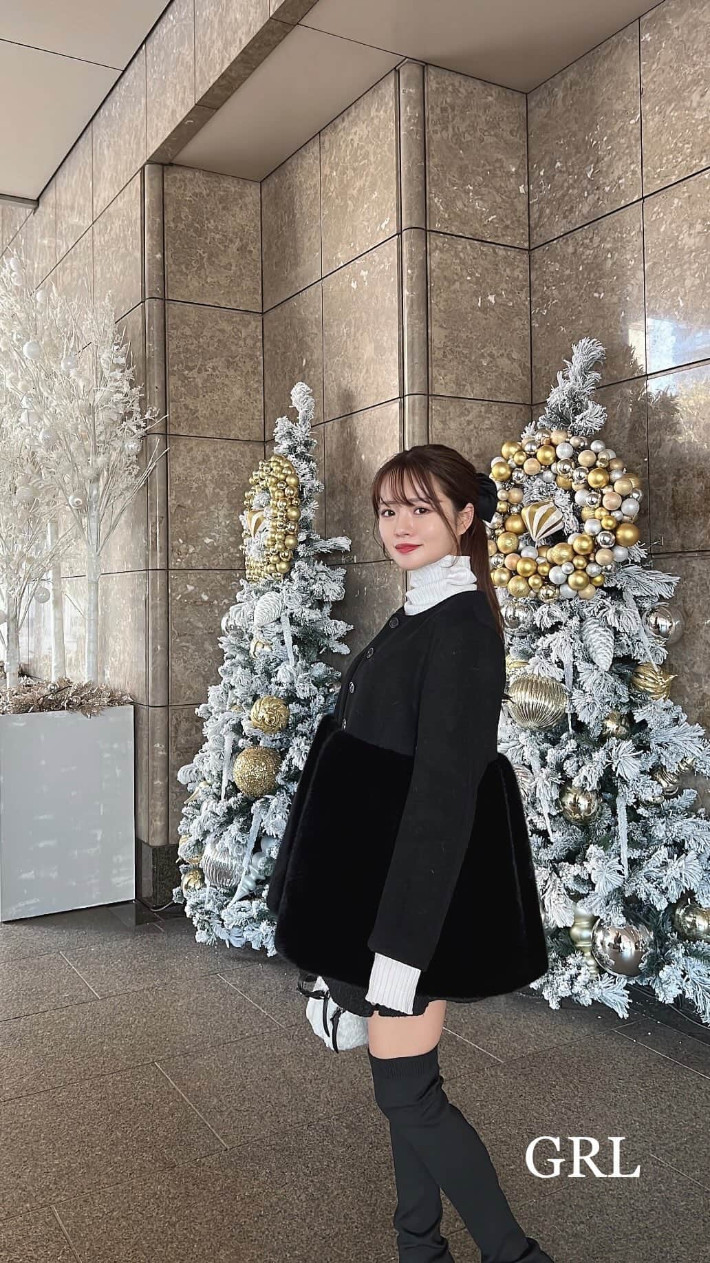 Isakoのインスタグラム：「冬の大人可愛いモノトーンコーデ🖤  #Dinoble の12/9に再販されるペプラムコートと @grl_offical のソックスタイプのニーハイブーツ👢 相性バッチリ✨✨  中に着ている可愛いシルエットのタートルニットも GRLです🖤  バッグは #moncler 🎄🎄  冬のデートにぴったりなコーディネート🖤  👢 厚底スクエアトゥストレッチニーハイブーツ[gd1396] 🧶サムホール付きタートルネックリブニットトップス[cu443]  #コート#アウター#ファーコート#グレイル#グレイルコーデ#grl#grl購入品#クリスマスカフェ#クリスマスツリー#クリスマス」