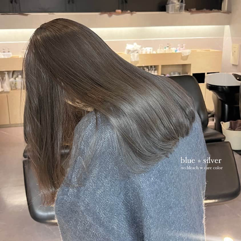 濱田杏奈のインスタグラム：「#hamada_hair   blue + silver の絶妙カラー🥣🩵  髪質的にブリーチはせずにカラー剤を使ってダブルカラー。 ダメージレスにトーンアップする事で艶々を維持できます🫰🏻  髪のお悩み何でもご相談くださいませ( ◠‿◠ )💕  #福岡美容室 #天神美容室 #大名美容室 #福岡美容室ダブルカラー #ブリーチなし #ブリーチ #グレージュ #チョコレートブラウン #オリーブベージュ #オリーブカラー」