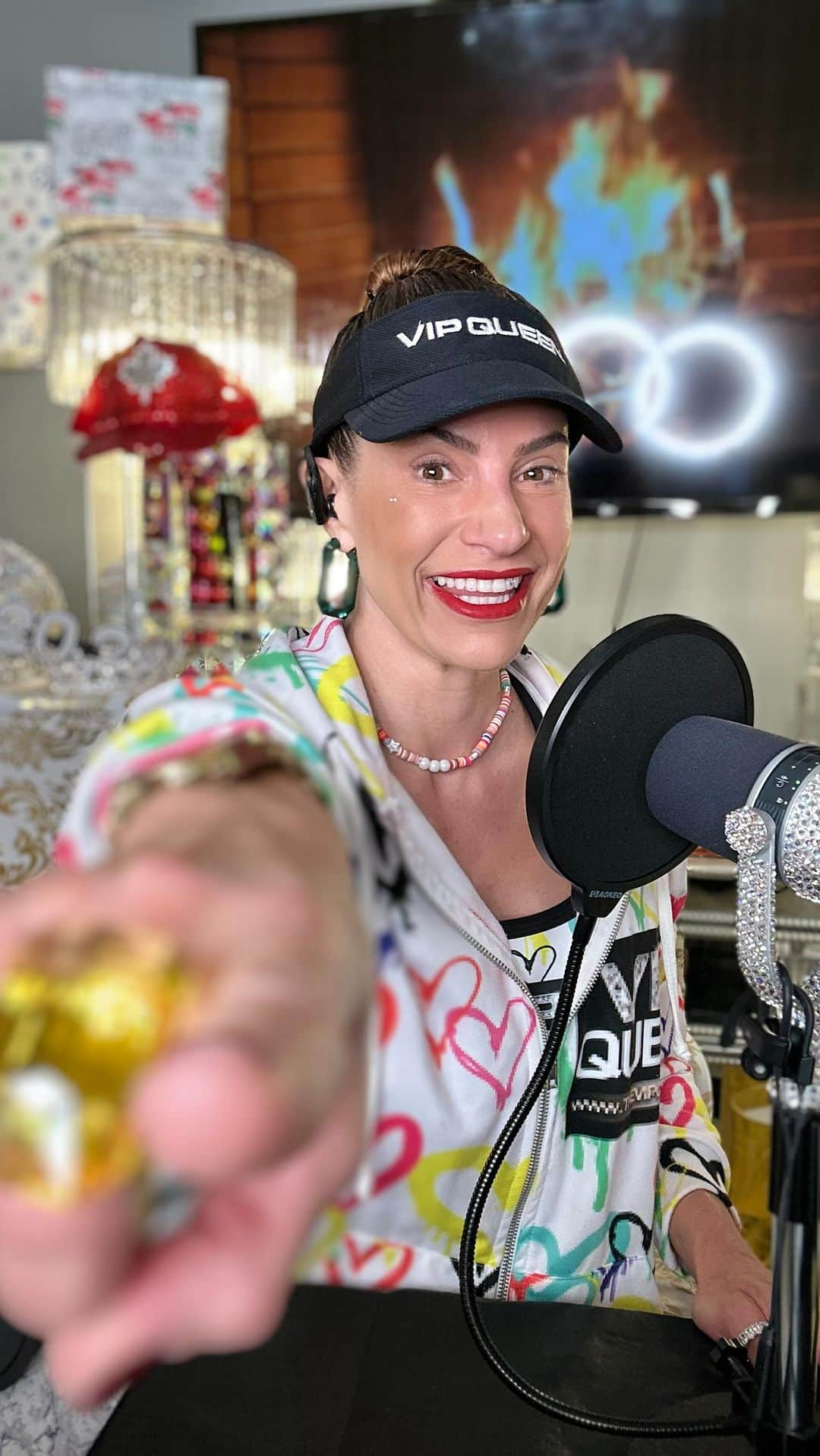 ジェニファー・ニコール・リーのインスタグラム：「🌟 Attention! 🎙️ Join the number one podcast for all things Vip Queens! 💪 Learn to lose fat, gain muscle, and boost energy with Jennifer Nicole Lee. 🏡 All in the comfort of your home! Crack your Vip Queen code with the 18-time author! 📚 Exciting news: she's gearing up for the 2024 fitness competition scene with the top fitness prep coach in South Florida. 🏋️‍♀️ Ready to elevate your life? Join now at www.jennifernicolelee.com. Only 38 days until the new year! Finish strong and start fresh in 2024! 💪 #FitnessPodcast #VipQueens #JenniferNicoleLee #FitLife #HomeWorkouts #FitnessCompetition #NewYearGoals #BossBabes #SmallBusinessOwners #GlobalFitness #LocalFitness #CrackTheCode #JenniferNicoleLeePodcast #FitnessMotivation #StrongFinish #NewYearNewYou #FitForLife #WellnessJourney #HealthyLiving #PodcastAlert #FitnessInspiration #ViralFitness #BossUp #StartToday #FitAndFabulous #2024FitnessScene #JoinNow #fitnessprepcoach」