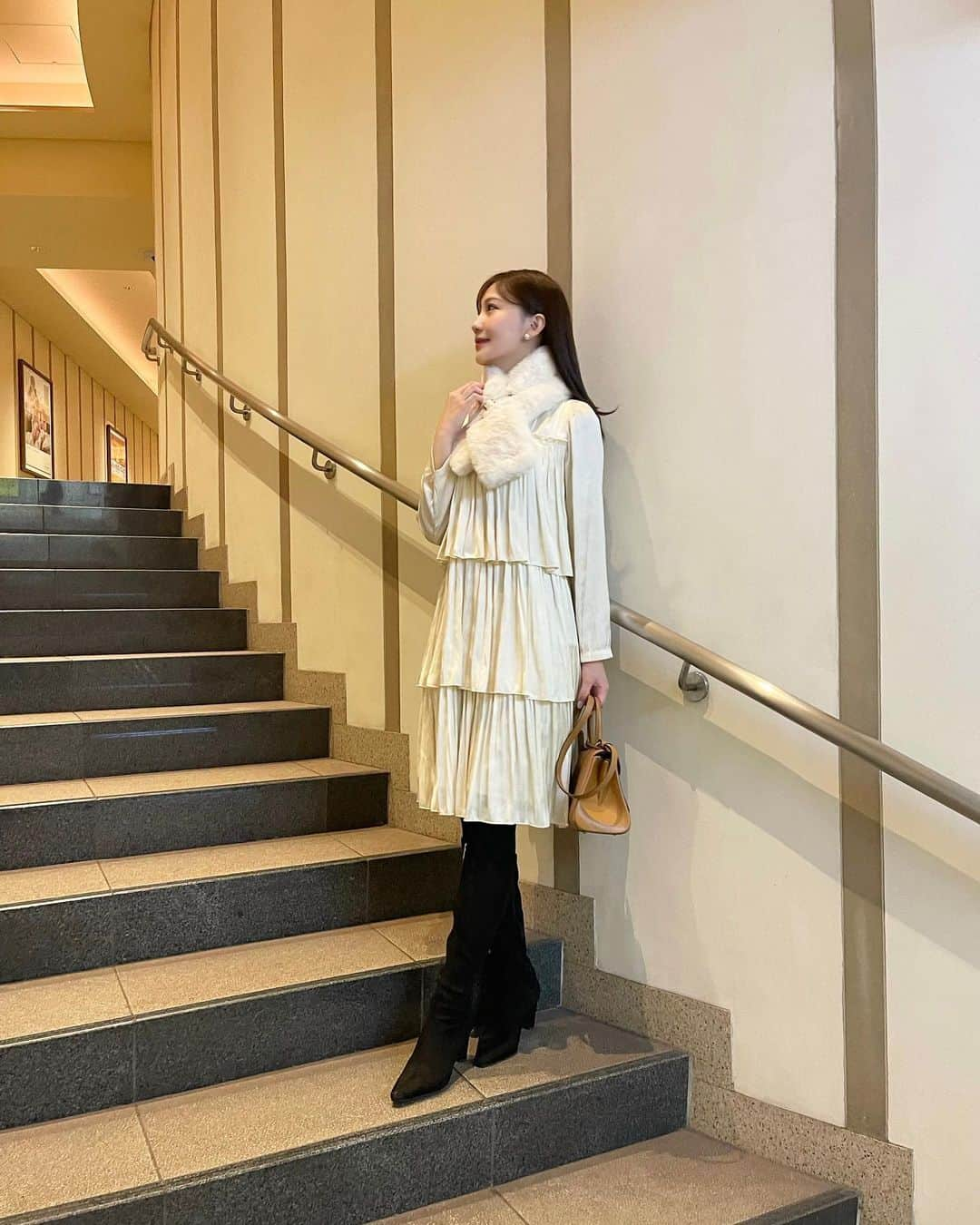 小嶋真子さんのインスタグラム写真 - (小嶋真子Instagram)「⁡ 先程の投稿で着ていた、Holiday Collectionの "プリーツティアードワンピース" 🎠🎄✨ ⁡ 適度な光沢感のあるサテン素材にプリーツ加工をランダムに施し、 一枚で着映えするデザインに仕上げました☺️ ⁡ ツリーのようなシルエットのティアードは、揺れ感も上品でとっても可愛いんです..☻ ⁡ 落ち感のある素材で着膨れを防ぎながらも、 体のラインを拾わないのでストレスフリーな着心地も魅力です🤝🏻 ⁡ 特別なシーンを意識した丈感にも拘りました👢❄︎ ⁡ 着ているoff-whiteとblackの2色展開、blackもサテンの光沢が重さを消してくれて華やかに着ていただけますよ ♡  ⁡＿＿ ⁡ Holiday Collection.  11/28 20:00 - @haluhiroine_official」11月25日 21時38分 - makochan_2525