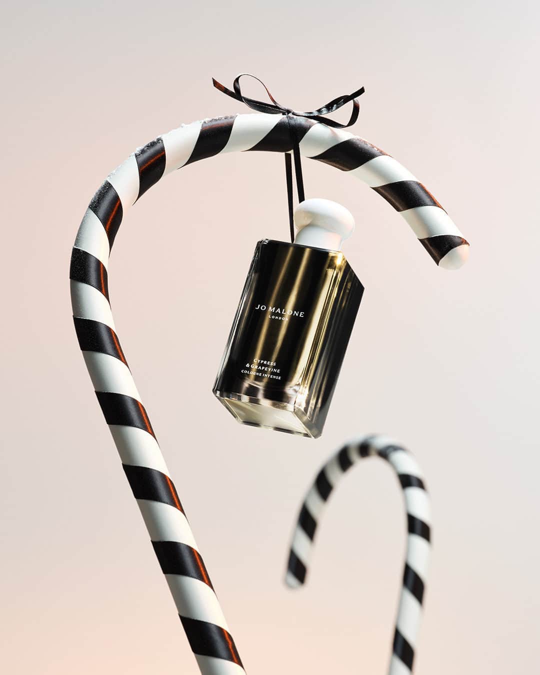 Jo Malone Londonのインスタグラム：「A gallant gift that says your love is unique and evergreen. Cypress & Grapevine Cologne Intense presented in a limited-edition design.  #SeasonOfScent」