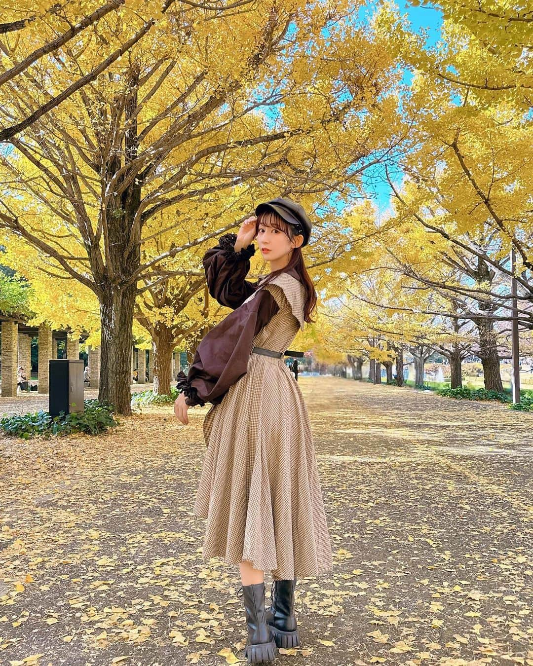 やっこさんのインスタグラム写真 - (やっこInstagram)「🍂🍁🍂🍁 ⁡ ⁡ ⁡ ⁡ 秋のイチョウ並木〜❕ めっちゃ綺麗だった🥹♡ ⁡ お洋服は @shabondama_info のワンピースです🤎 ⁡ ⁡ ⁡ 動画も後ほどあげるので 楽しみにしててね〜っっ🍁 ⁡ ⁡ ⁡ ⁡ ⁡ ⁡ #昭和記念公園 #shabondama #紅葉 #イチョウ並木 #イチョウ #銀杏並木 #公園 #秋コーデ #ワンピース #ブラウンコーデ #お散歩 #🍁 #🍂」11月25日 21時32分 - yakko928