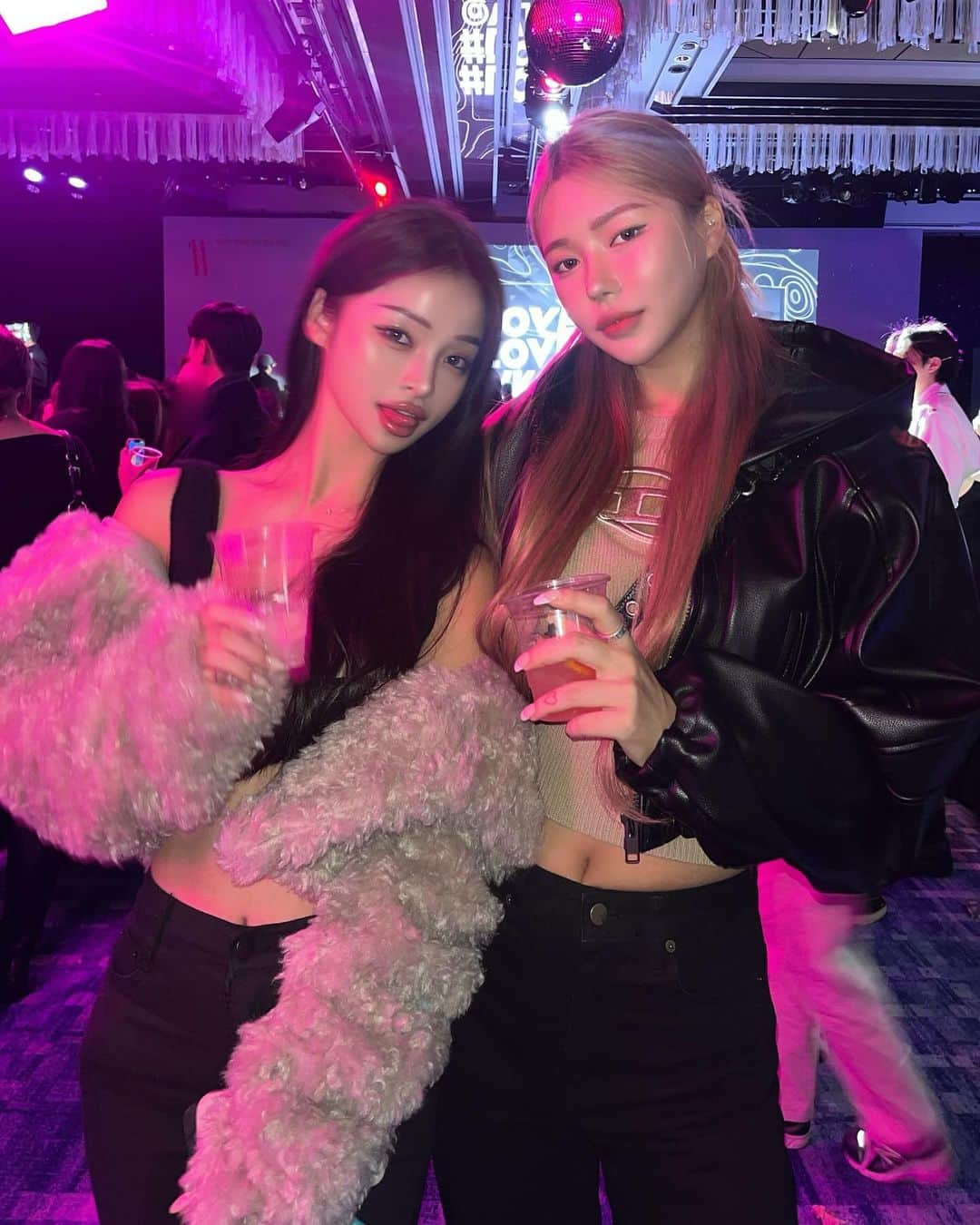 チェユラのインスタグラム：「이번연말도 @wkorea ♥︎🥂  #LoveYourW2023 #wkorea」