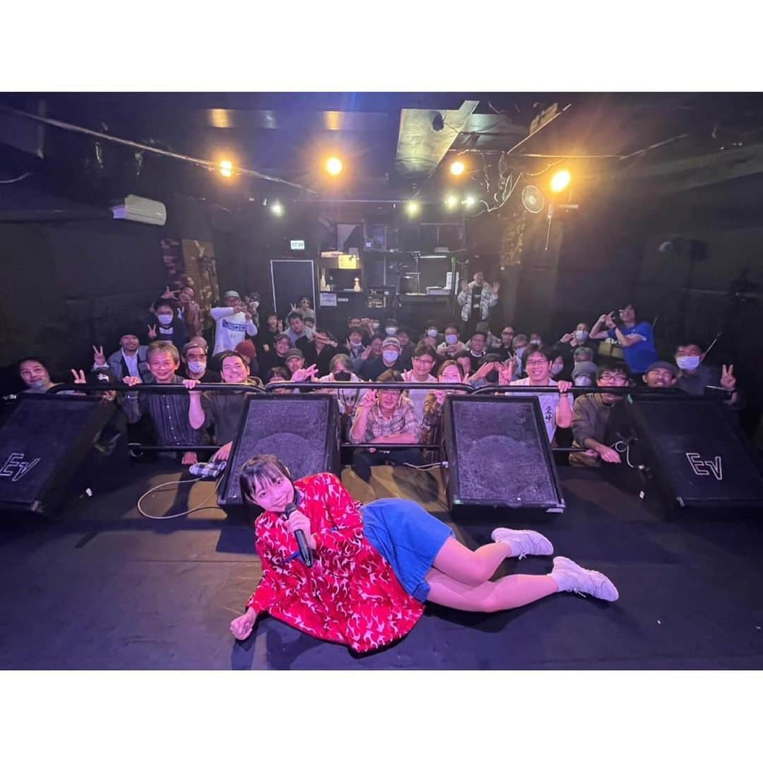 井出ちよのさんのインスタグラム写真 - (井出ちよのInstagram)「「3776晩秋のワンマンライブ in 福山～3776が海外ツアーをやるとすれば」でした！！ 来てくれたみんなありがとう！！  公演の9割が英語だったけど、みんな楽しんでくれたようで嬉しいよ〜 今回は台本を暗記する感じだったけど、ナチュラルで話せるようになりたいね😖  お誘い頂いた時は「福山でワンマン？！」と思ったけど、地元の方も遠くの方も来てくれて賑やかで楽しいワンマンになったんじゃないかな☺️  そして MC中で話したお弁当とぱしゃ お土産にいただいたお菓子とぱしゃ、 ゲストのChapa Didgeridooさんとぱしゃ とても素敵でした！！またご一緒したいね！  みんな今日はありがとう！ 明日は下関で行脚 明後日は大分で行脚 よろしくね🙏」11月25日 21時33分 - 3776chiyono