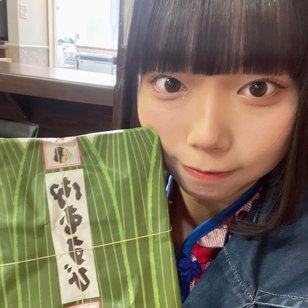 井出ちよのさんのインスタグラム写真 - (井出ちよのInstagram)「「3776晩秋のワンマンライブ in 福山～3776が海外ツアーをやるとすれば」でした！！ 来てくれたみんなありがとう！！  公演の9割が英語だったけど、みんな楽しんでくれたようで嬉しいよ〜 今回は台本を暗記する感じだったけど、ナチュラルで話せるようになりたいね😖  お誘い頂いた時は「福山でワンマン？！」と思ったけど、地元の方も遠くの方も来てくれて賑やかで楽しいワンマンになったんじゃないかな☺️  そして MC中で話したお弁当とぱしゃ お土産にいただいたお菓子とぱしゃ、 ゲストのChapa Didgeridooさんとぱしゃ とても素敵でした！！またご一緒したいね！  みんな今日はありがとう！ 明日は下関で行脚 明後日は大分で行脚 よろしくね🙏」11月25日 21時33分 - 3776chiyono