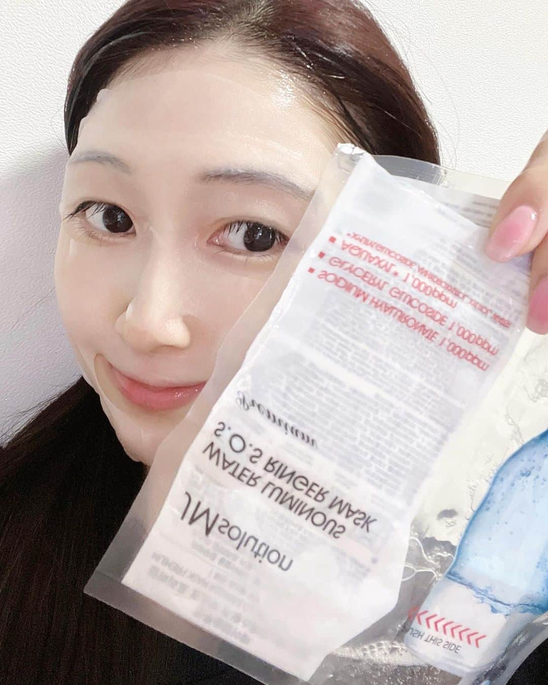 ANRIさんのインスタグラム写真 - (ANRIInstagram)「#광고 @jmsolution.official 🩵 エッセンスをシートに混ぜてから使用するマスクパック♡ 美容液がたっぷり、香りも癒されます✨ 乾燥肌の私には鎮静保湿タイプがぴったり ..🤍 シートによ〜く浸してから使っています！  #2세대마스크팩#2023년신상품#제이염루션마스크팩#2世代マスクパック#2023年新製品#JMソリューションマスクパック#ad」11月25日 21時34分 - annnchannn