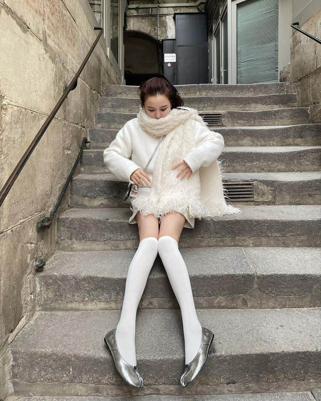 白倉あやさんのインスタグラム写真 - (白倉あやInstagram)「All white outfits🤍  THE FINAL XMAS ITEM!!!🤍 最後のsecret itemはマフラーでした！🧣 豪華すぎるTOÉ Christmas box🎄お楽しみに🫶🏻」11月25日 21時35分 - shirakur_a