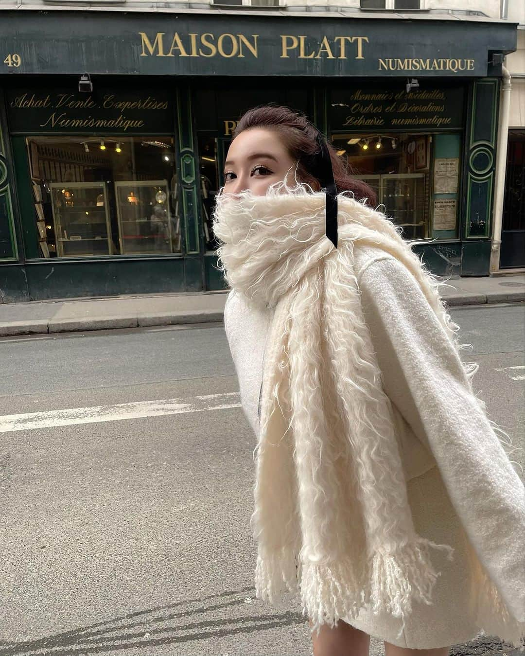 白倉あやさんのインスタグラム写真 - (白倉あやInstagram)「All white outfits🤍  THE FINAL XMAS ITEM!!!🤍 最後のsecret itemはマフラーでした！🧣 豪華すぎるTOÉ Christmas box🎄お楽しみに🫶🏻」11月25日 21時35分 - shirakur_a