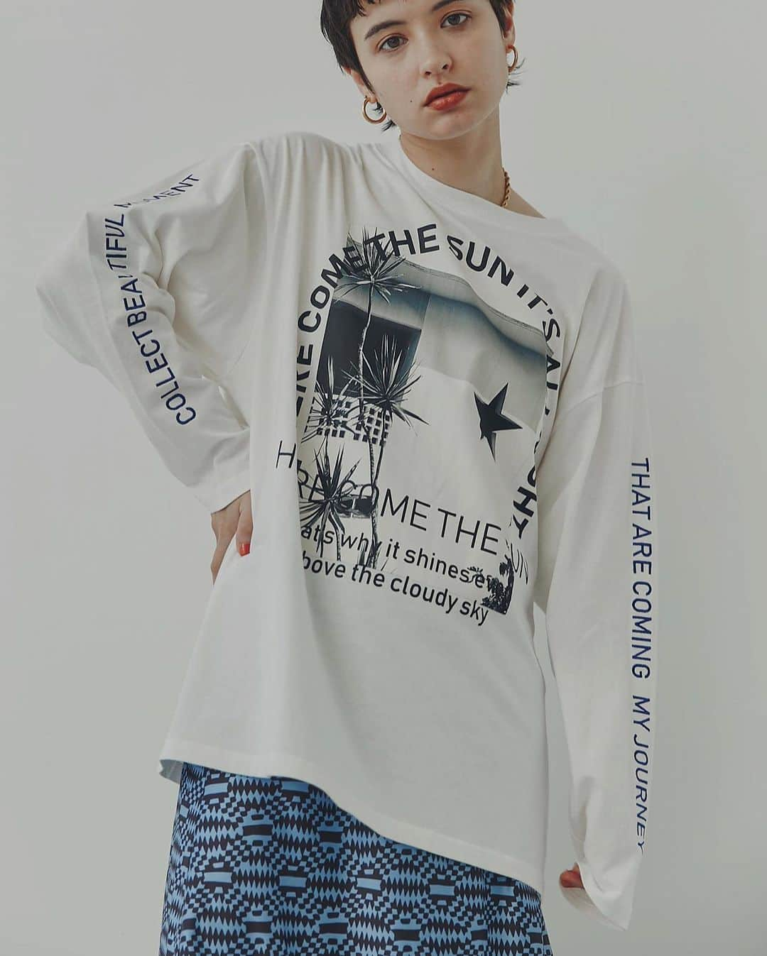 ROSE BUD（ローズバッド）のインスタグラム：「⁡ ⁡ NEW ARRIVALS @geneheavens_official   ⁡ ◼︎ HERE COME THE SUN グラフィックロンTEE #6003213029 ¥10,890(tax inc.) white / pink ⁡ ⁡ ⁡ 詳しくは @rosebud_official_ プロフィールのURLよりオンラインストアをチェック。 ⁡ #ROSEBUD #ROSEBUD2023aw #ローズバッド #ニットブーツ #ブーツ #グリッター #ラメ」