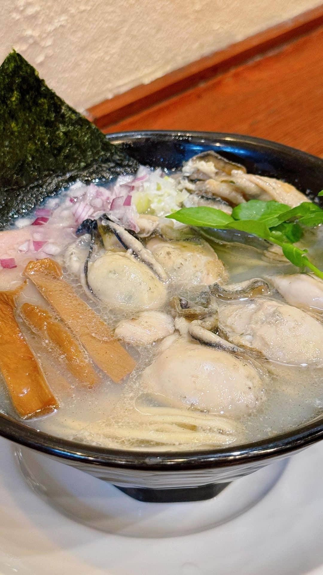 フォーリンデブのインスタグラム：「牡蠣ラーメンの最高峰！  横浜駅から徒歩15分ほどの横浜中央卸売市場（東京で言う豊洲市場）にある、「らーめん おおはし」で、めちゃめちゃ美味しい牡蠣ラーメンを発見🌟  ぷりっぷりでジューシーな牡蠣がたっぷり入った一杯は、今まで食べてきた牡蠣ラーメンの中ではトップクラスだったので、「カキ塩らーめん（1200円）＋カキ増し（500円）」で岩手県・陸前高田産の牡蠣を増量してみたのも正解😎✨  しかも、旨味が溶けこんだクリアな塩スープと、しなやかな自家製の平打ち中太麺もマッチしてて、濃い醤油味のザクザクなメンマは味変にもなり、トータルの一体感も素晴らしかった❗️  横浜の市場は、お寿司の「さがみや」が一強かと思っていたけど、ここも通っちゃうね🙌（ハシゴすれば良いか笑）  --------- 🍴らーめん おおはし（Ramen Ohashi） ☎️050-5570-8015 📍神奈川県横浜市神奈川区山内町1-1 横浜中央卸売市場本場内関連棟 🚃横浜駅から徒歩15分 💰食べログ予算 昼-¥999 ⏰7:30-13:30（日曜定休） @ramen_ohashi  - #神奈川グルメ #横浜グルメ #横浜駅グルメ #横浜中央卸売市場 #らーめんおおはし #牡蠣ラーメン #牡蠣が美味しすぎ #軽く湯引きしてあって #ひとつだけオイル漬けも入ってる  #japanfood #japantravel #yokohamafood #yokohamatravel #myyokohama #foodtrip  - ▼ エリア&ジャンル検索 #フォーリンデブ神奈川 #フォーリンデブ横浜 #フォーリンデブラーメン」