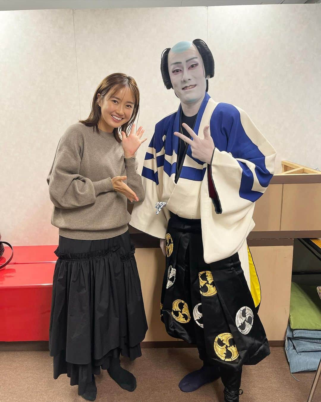 浜﨑日香里のインスタグラム：「⁡ 平成中村座、先日は夜公演に行って来て たまらなく感動し、興奮し、 今日は昼公演を見に行って来ました！ (2回とも大好きなえもりえさんと💛) ⁡ そして、今日は中村勘九郎さんに ご挨拶することができました。 4年前の公演の時に一緒にお仕事をさせていただき、 そしてなんと…勘九郎さんはサウナが大好きで サウナノアナを見てくれていると😭 お話をしていると、勘九郎さんのサウナ愛に 終始脱帽致しました🤣 サウナノアナでの共演を目標に 私も日々のサ活に勤しみます！！ ⁡ 平成中村座は明日が千秋楽。 平成中村座のおかげで地元の小倉が 更に誇らしく、益々好きになりました。 また北九州でお待ちしております☺️✨ ⁡ #平成中村座 #中村勘九郎さん」