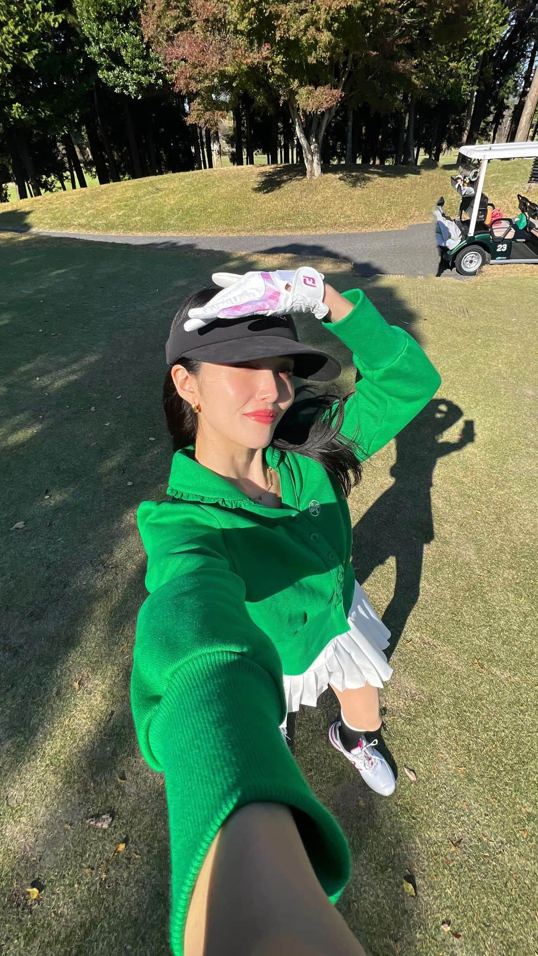 森暖奈のインスタグラム：「ついにデビューしました⛳️  なぜかいきなり上級者コースだしものすごい強風だし🤣中々の洗礼を受けたけどめっっっちゃ楽しかった🤣😍 赤ちゃんレベルの私にたくさん教えてくれた友人たちのおかげです🙏さ、次いつ行く？(練習頑張ります🤣)  ウェアは全身 @xexymix_jp  シューズは @newbalancegolf_japan  カートバッグは @tangram_tokyo  ゴルフクラブは @taylormade_golf_japan  でやらせてもろてます🫶  #ゴルフ#ゴルフウェア#ゴルフコーデ」