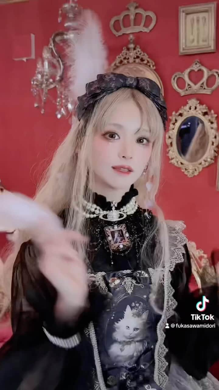 深澤翠のインスタグラム：「つよつよ ニャントワネット様🐈‍⬛🌹  つよめのお洋服着るの楽しい テンションがあがります♡♡  #royalprincessalice  #lolitafashionstyle  #ロリィタ #ロイプリ #ちゃんみな」