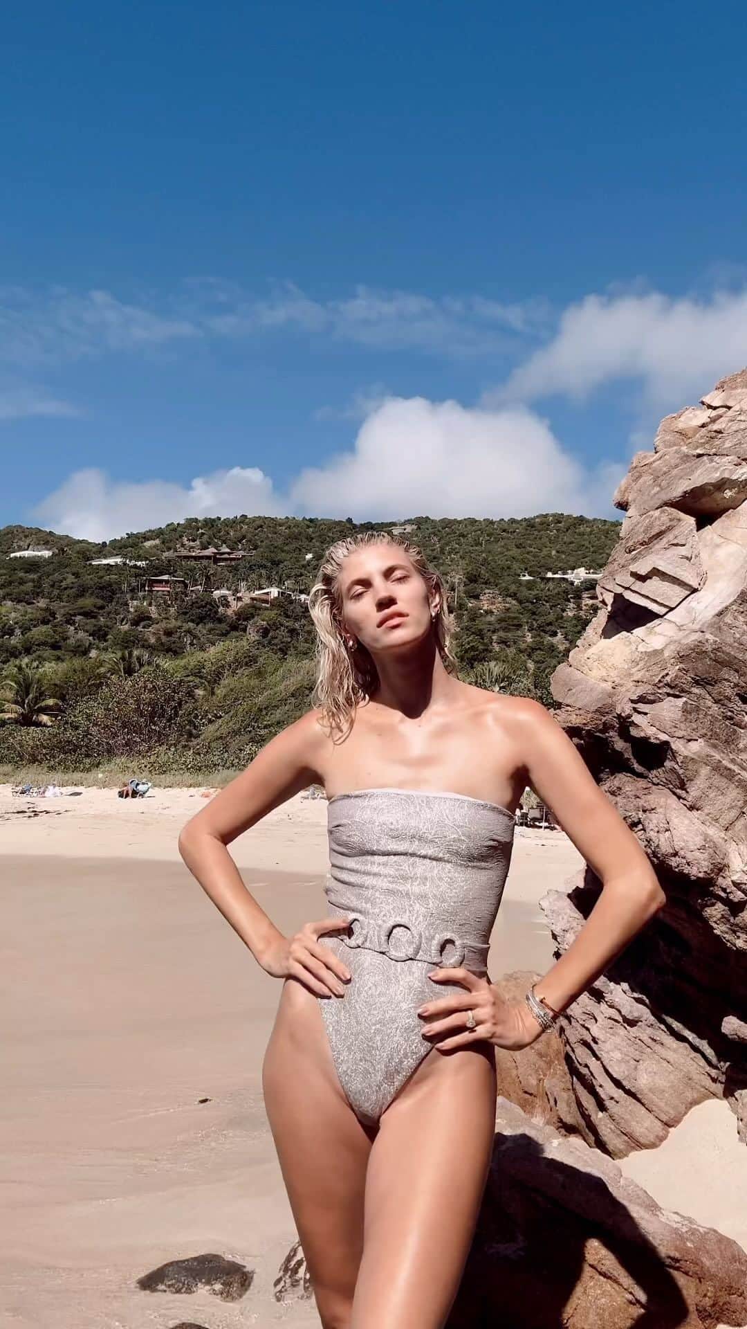デヴォン・ウィンザーのインスタグラム：「She sparklyyyyyy in new @devonwindsor」