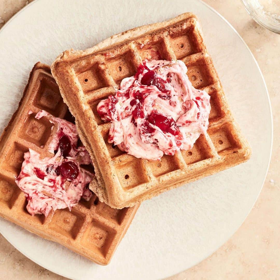 マーサ・スチュワートのインスタグラム：「Have leftover cranberry sauce? Blend together equal amounts of softened unsalted butter and cranberry sauce, then spread the combo on warm waffles (or pancakes, or biscuits) in lieu of maple syrup. Get the recipe for our puff-pastry waffles at the link in our bio. 📷: @behindthedawn」