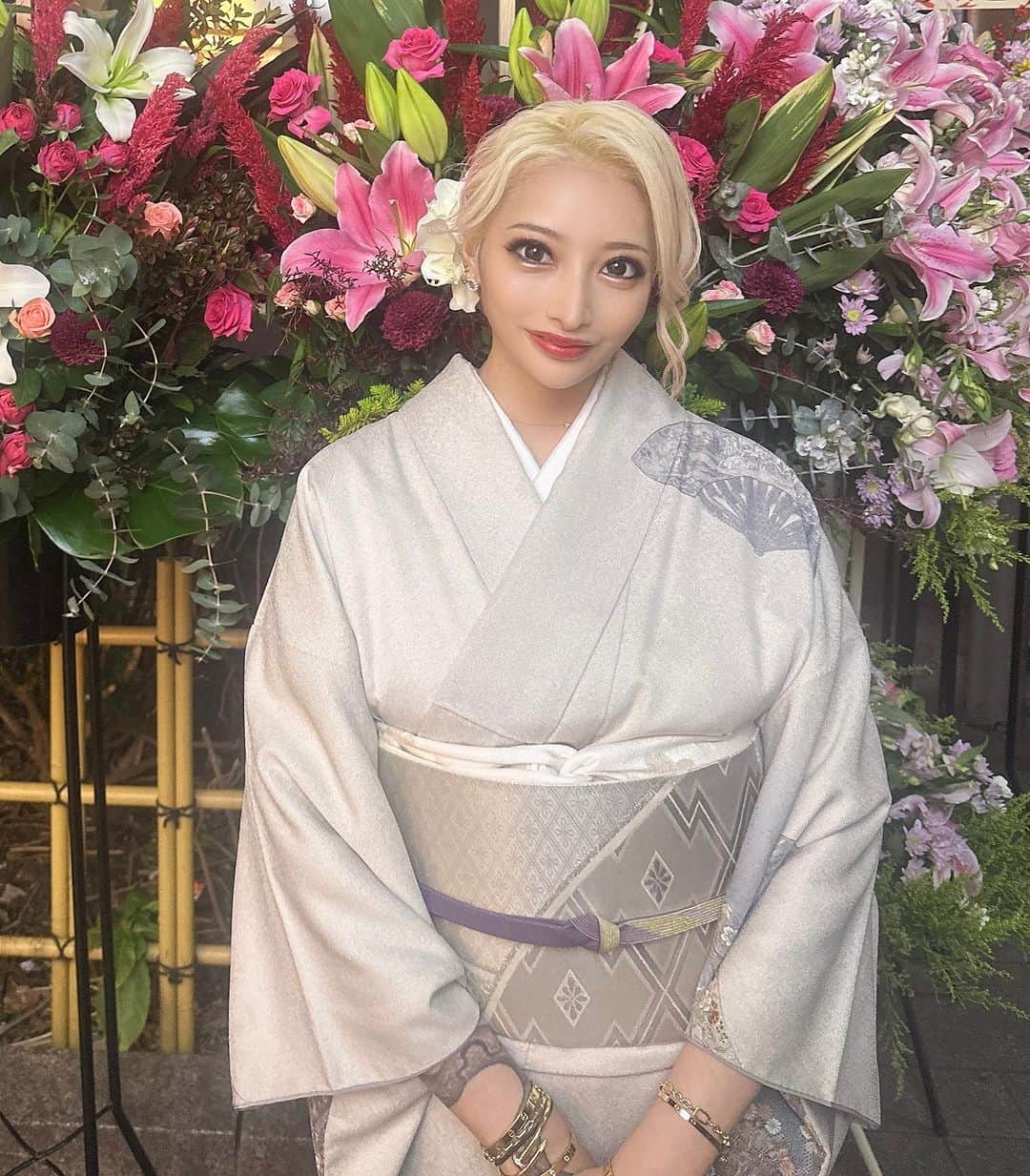 加藤紗里のインスタグラム：「バタバタして全然自撮りできなかったのでもらった写真で投稿📸道に飾りきれないお花たちありがとうございました❤️ オープン日、白いお着物でご挨拶させていただきました。オーナーなのでお店にはたってないですがこれからも宜しくお願い致します。」