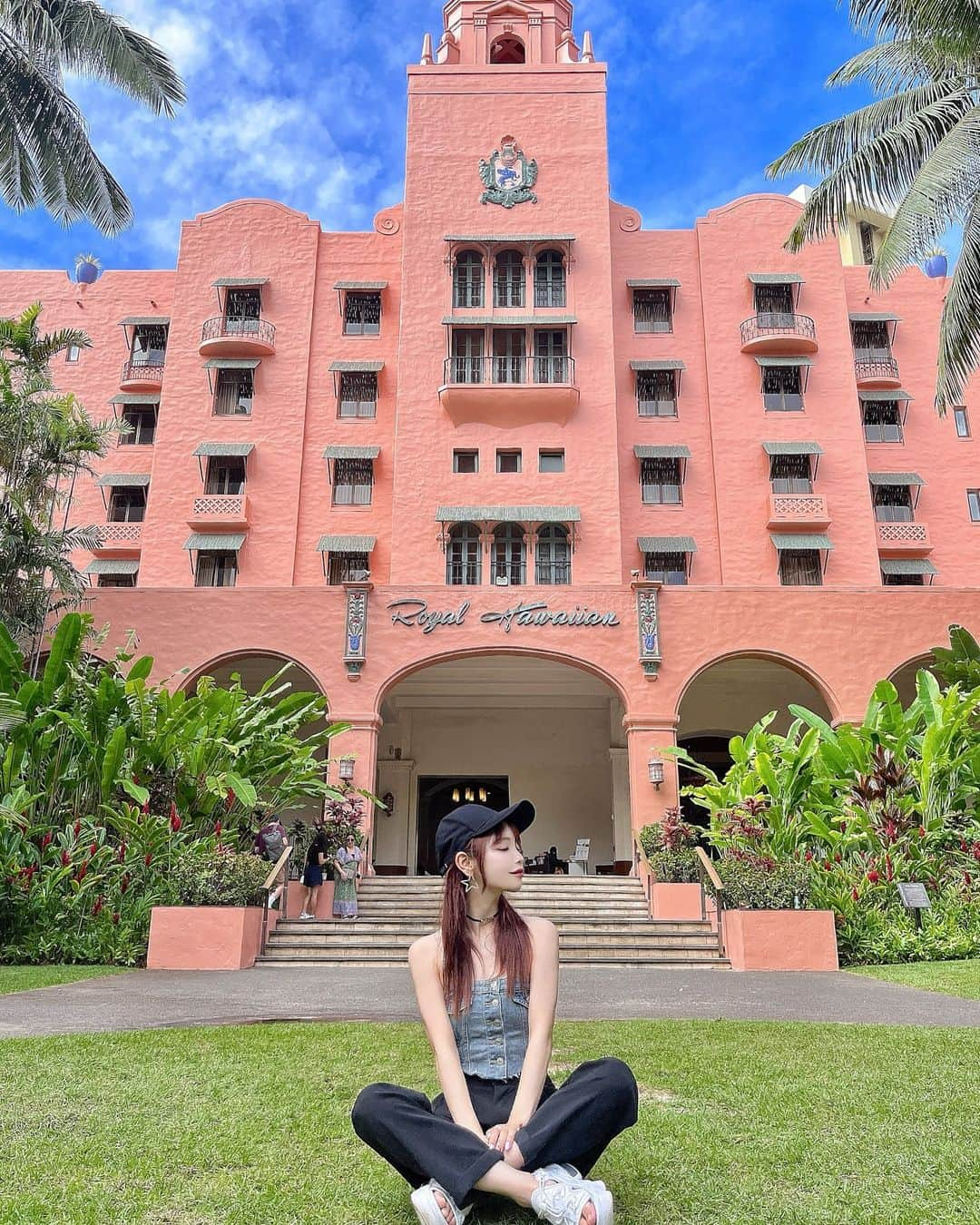 ちーちゃんさんのインスタグラム写真 - (ちーちゃんInstagram)「🩷  ピンクだらけで かわいすぎなHOTEL🫶  泊まってないけど写真だけ 撮らせてもらった📸笑  #ハワイ観光#ハワイカフェ#ハワイ旅#ハワイ女子旅#ロイヤルハワイアンホテル#ハワイグルメ#ワイキキビーチ#ハワイアンカフェ#キャップ女子#キャップコーデ#150cmコーデ#骨格ウェーブコーデ#ナイキ女子#hawaii」11月25日 21時42分 - ___c.chan__