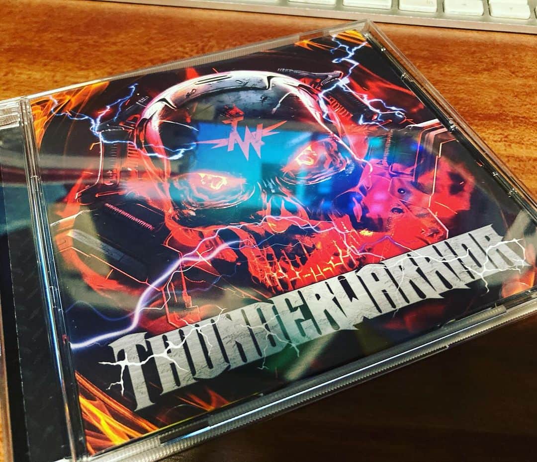 本間大嗣のインスタグラム：「以前、長い間俺のローディーをやってくれた福嶋くんからCDが届いた。 ゴリゴリバキバキのヘビーメタル🤘⚡️ドラム2日で10曲録ったとは凄いぞ👏👏👏しかし、以前RAZOR HIGHWAYのアー写見た時もあれっ？て思ったが、今回もだべや😆 #thunderwarrior」