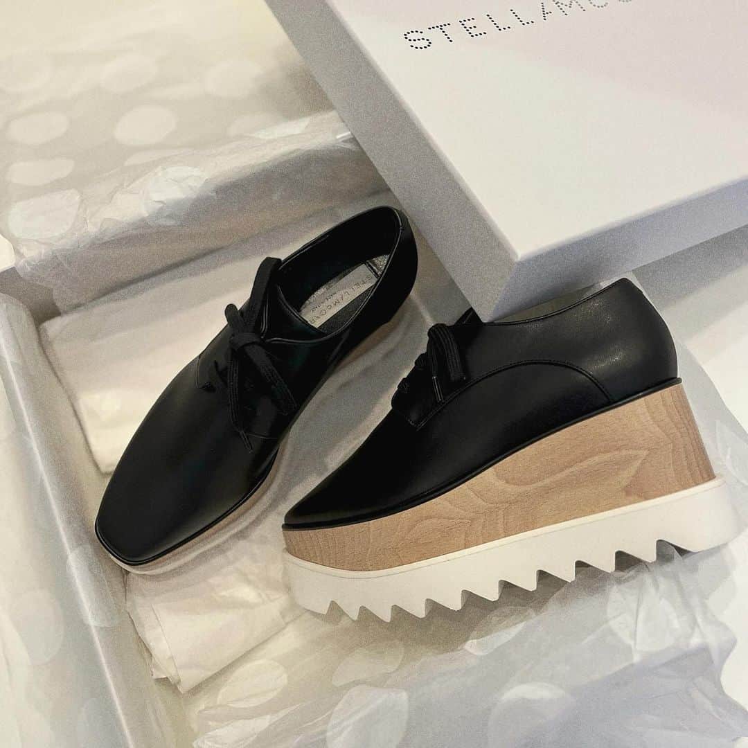 Yukiのインスタグラム：「new! ㅤㅤㅤㅤㅤㅤㅤㅤㅤㅤㅤㅤㅤ 定番のエリス👟 @stellamccartney  似たような靴を履き倒して ちょうどサイズがあったので👣 ソールの厚みは安定感があって歩きやすい🖤 ㅤㅤㅤㅤㅤㅤㅤㅤㅤㅤㅤㅤㅤ」