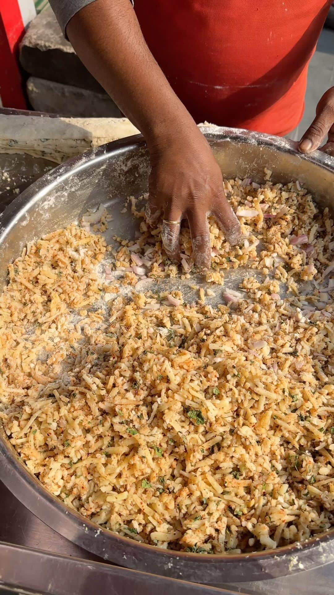 Karan Duaのインスタグラム：「Unlimited AMRITSARI Kulcha In 159 Only At Ambarsariya, Tilak Nagar   Branches : - Tilak Nagar And Rohini Sec 3  Call At 8368807813 For Exact Location  #dilsefoodie #food #amritsar #kulcha」