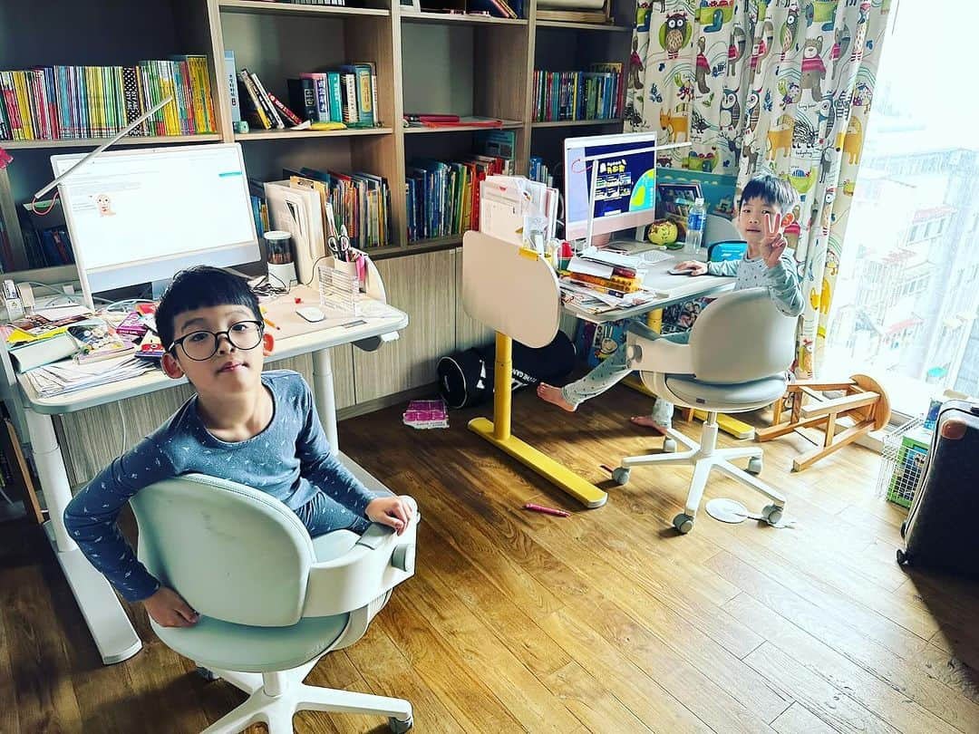 ファン・ウェイチーさんのインスタグラム写真 - (ファン・ウェイチーInstagram)「ㄧ年的艾伯特不在家coding 網課最後ㄧ堂啦！紀念一下！接下來要開始Minecraft coding class，兩隻超期待😚 媽媽只希望你們快樂學習！平安長大！」11月25日 21時46分 - fanfan