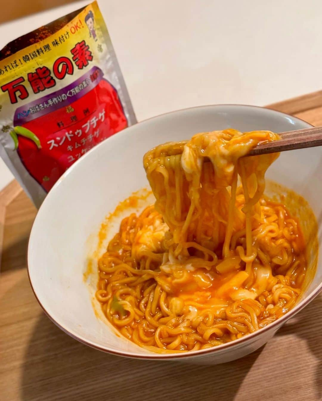 秋山具義のインスタグラム：「「ハンおばさんの万能の素」でマルちゃん正麺の麺でチーズラーメン作ったら、これまためちゃくちゃ美味しかった！ 「ハンおばさんの万能の素」５袋ポチりました笑  #マルちゃん正麺 #ハンおばさんの万能の素 #グギメシ」