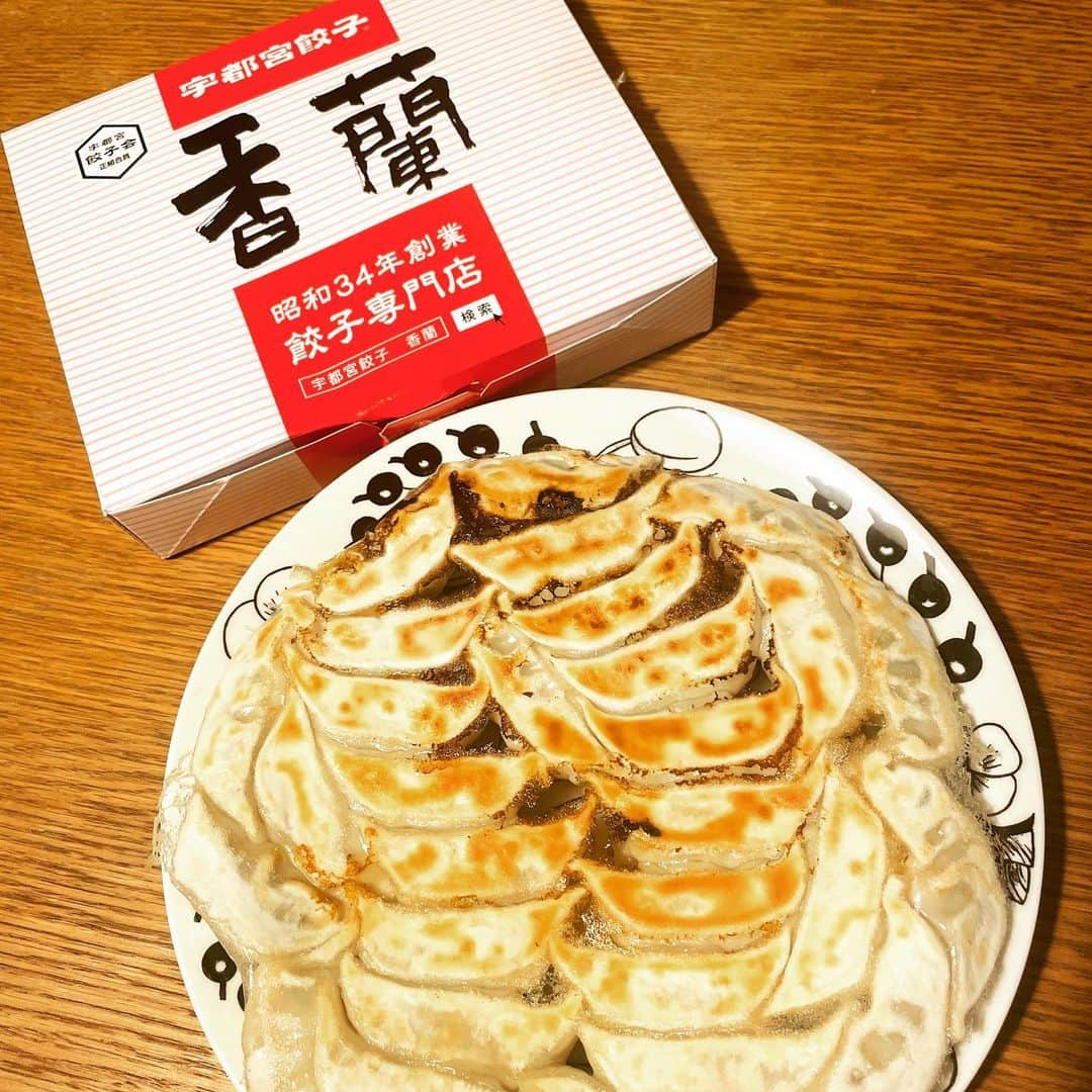 浜口順子のインスタグラム：「今夜は　#香蘭　さんの餃子🥟 #宇都宮餃子　です❤️ これまた　#宇都宮餃子会　の鈴木さん @suzuki_gyozakai が『パワーつけてね！』と 激励で送ってくださった餃子🥟 めっちゃ美味しかったです🥺 餃子はスーパーフード✨ 元気出ました！ありがとうございます。  #餃子 #ぎょうざ #ギョーザ #GYOZA」