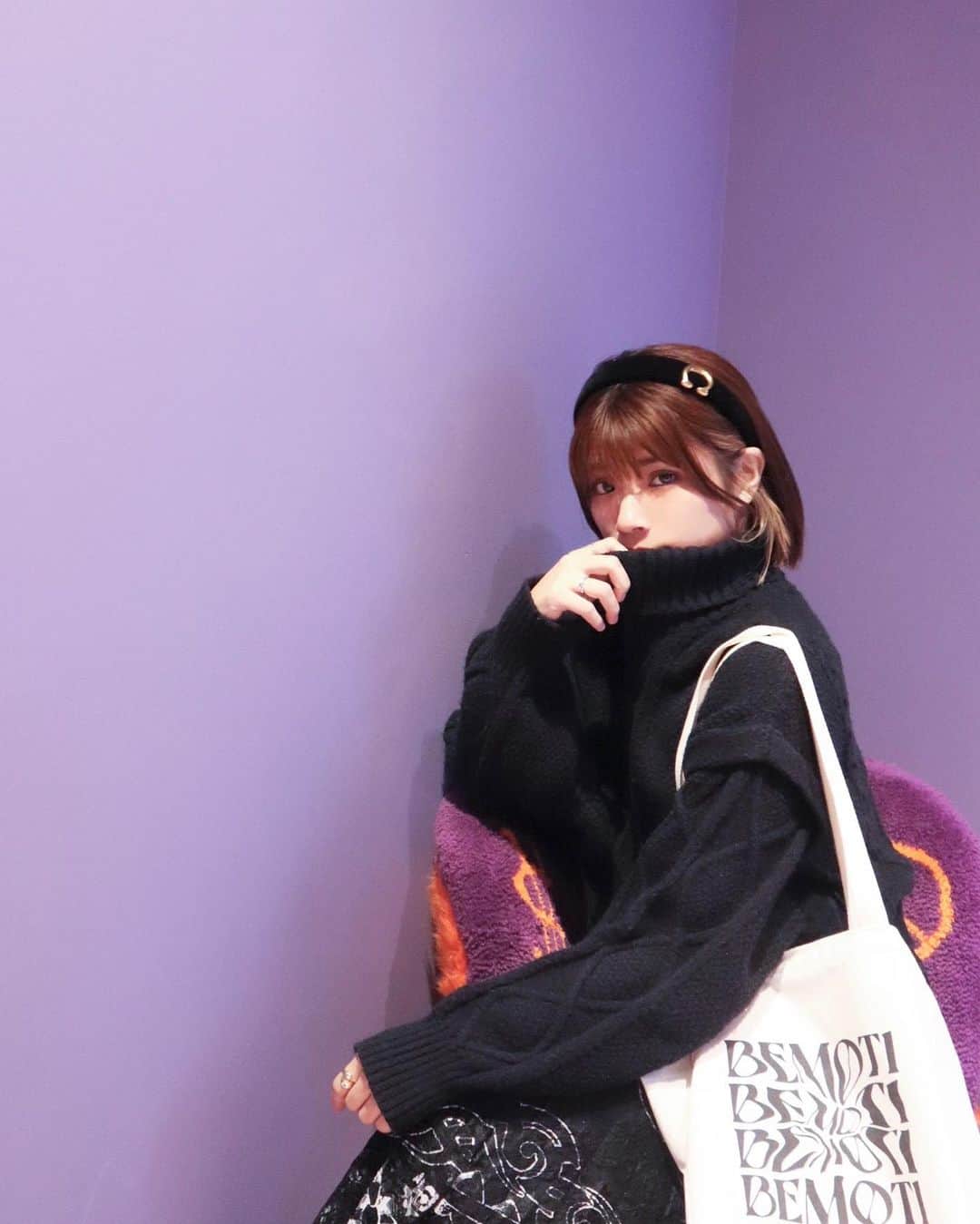 福山あさきのインスタグラム：「世界的ダンサー・アーティスト @riehata さんがプロデュースするプレミアムプロテインブランド『BEMOTI』のレセプションパーティーに行ってきました💜⋆͛ @bemoti.official   今回発売されたのは2種類のプロテインで、味はチョコレートと抹茶🍫🍵  ◾︎BOTANICAL SOY PROTEIN(ボタニカルソイプロテイ) → 美容サポート、ダイエット時の栄養サポート、フェムテックサポート、スーパーフードをプラスすることで健康的な毎日をサポート。  ◾︎EAA WHEY PROTEIN(EAAホエイプロテイン) → タンパク質を構成するアミノ酸のうち、食事やサプリメントから摂取しなければならない必須アミノ酸全9種類を配合した本格志向のプレミアムプロテイン。  どっちも魅力的すぎてかなり悩んで、ボタニカルソイプロテインの抹茶味を選びました🍵🌿‬  色んなプロテインを飲んできたけどBEMOTI飲みやすい！というかめちゃくちゃ美味しい！😳✨️毎日飲むって考えるとやっぱり美味しさは大事だし、粉っぽくないプロテインが良いんだけど、これは毎日喜んで飲める美味しさ👍🏻 ̖́-ｵｽｽﾒ  お気に入りのプロテイン増えて嬉しい🫶  #PR #SPACELOV3 #BEMOTI #べモチ #LOV3CAFE #RIEHATA #リエハタ #ダンス #dance #プロテイン #ボディメイク」