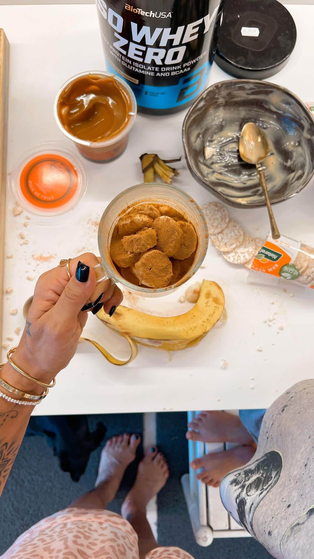 ケリー・キーのインスタグラム：「BANOFFEE EM 3MIN! 🥮🍌✨ As formigas atacaram??? 🤭🐜 Cola aqui que eu tenho uma receita protéica, saudável, deliciosa e muito FÁCIL de fazer!  - Iogurte natural - Doce de leite - Whey  - Pitada de sal - Biscoito de arroz picado - Banana fatiada - Canela   Modo de preparo está no vídeo 👆🏻  Da minha cozinha para a sua! Faz em casa, posta e me marca para eu repostar! Enjoy 👩🏼‍🍳✨」