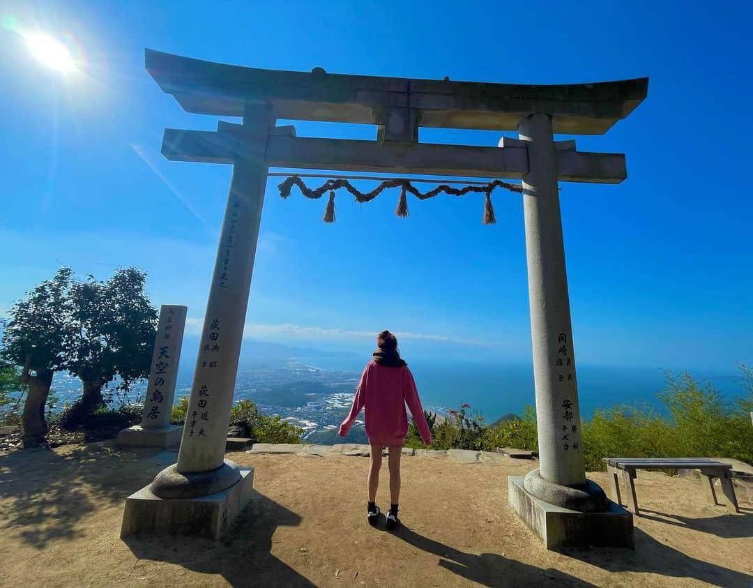 斉藤夏海のインスタグラム：「人生初四国🫶香川と高知へ🥺 ともこの誕生日プレゼント旅行✈️ 2人で出かけるの久々すぎたけど、 笑いすぎてお風呂で笑い転げてた😹（ともこもつられて笑い泣きしてた）神社巡りして、それ以外ずーっと運転して（3日間で700km運転した😹）ほぼ修行だったけど、ともこが元気なうちにいろんなところに行きたいからこれからも長生きして元気で居てほしい🐒💨 こうやって過ごせるのもすごく幸せなことで、普段見られない綺麗な景色を見たり、温泉入りながら綺麗すぎる星2人で見たり、美味しいうどんに感動したり、普段しないような話したり、、😌 ともこにとっても楽しい思い出として残ってくれたらいいなと🐈💞 この度をまとめた動画でも載せようと思ってます（いつものクオリティ激低適当編集😹） お店のお休みをもらってゆっくり旅行できて周りのひとたちにも感謝感激です🫶 いろんなところ行きたい🎄🎄🎄」