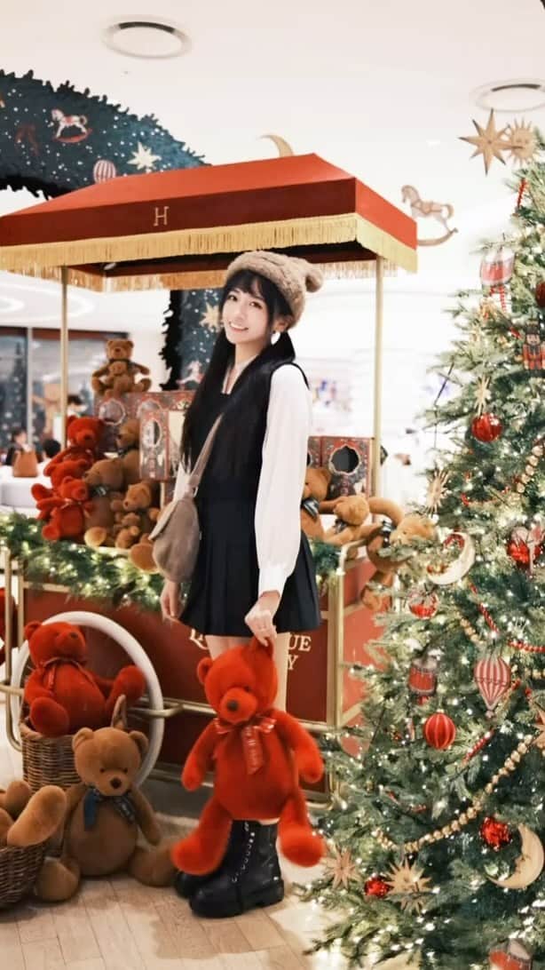 陳語謙のインスタグラム：「🎄已經開始期待十二月了🎄  趕在打烊前抵達現代百貨🇰🇷🚗⁼³₌₃ 但沒有成功進到聖誕小鎮🎅🏻⋯ 在旁邊也拍得很開心的三勾媽媽︎◝︎(◜︎ᵕ◝)◜︎  上衣&裙 @scheming_gg」